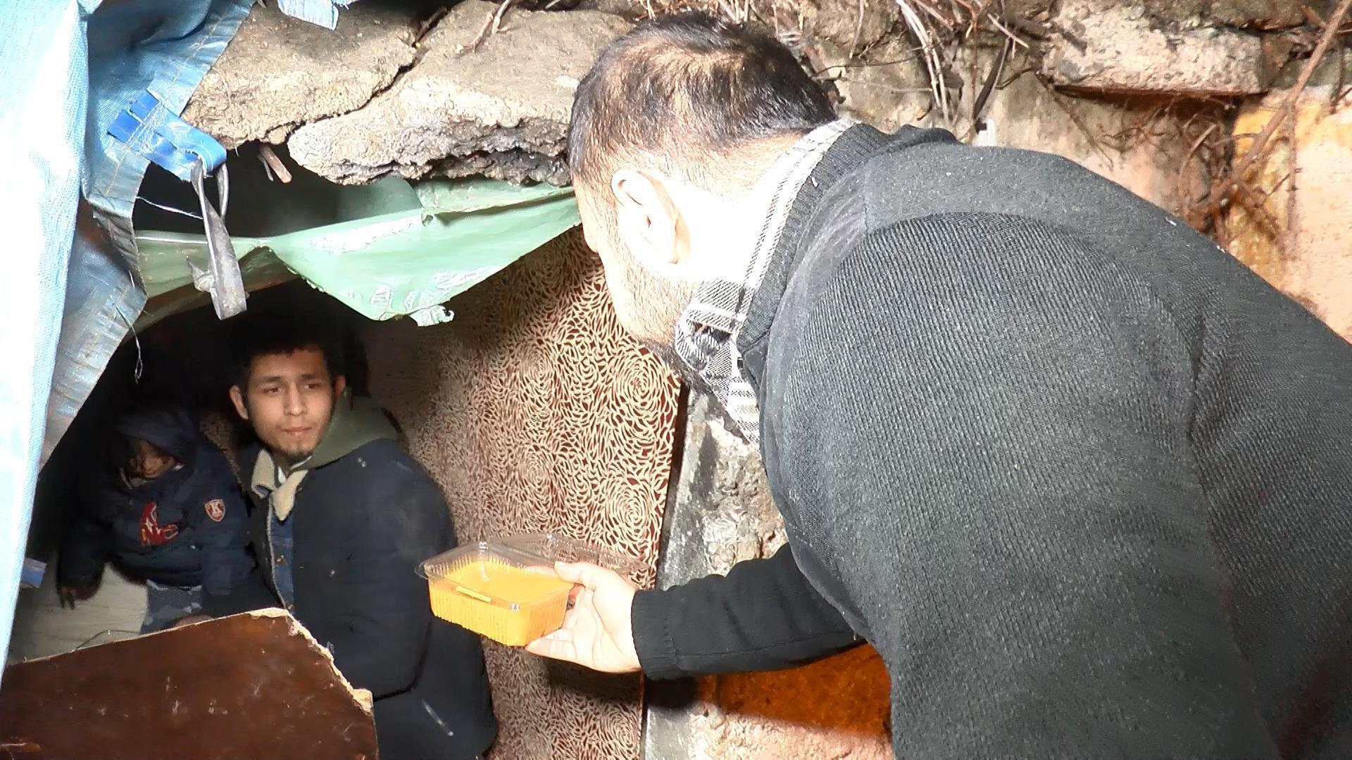 Eşi ve 3 yaşındaki kızıyla mağara gibi depoda yaşıyor