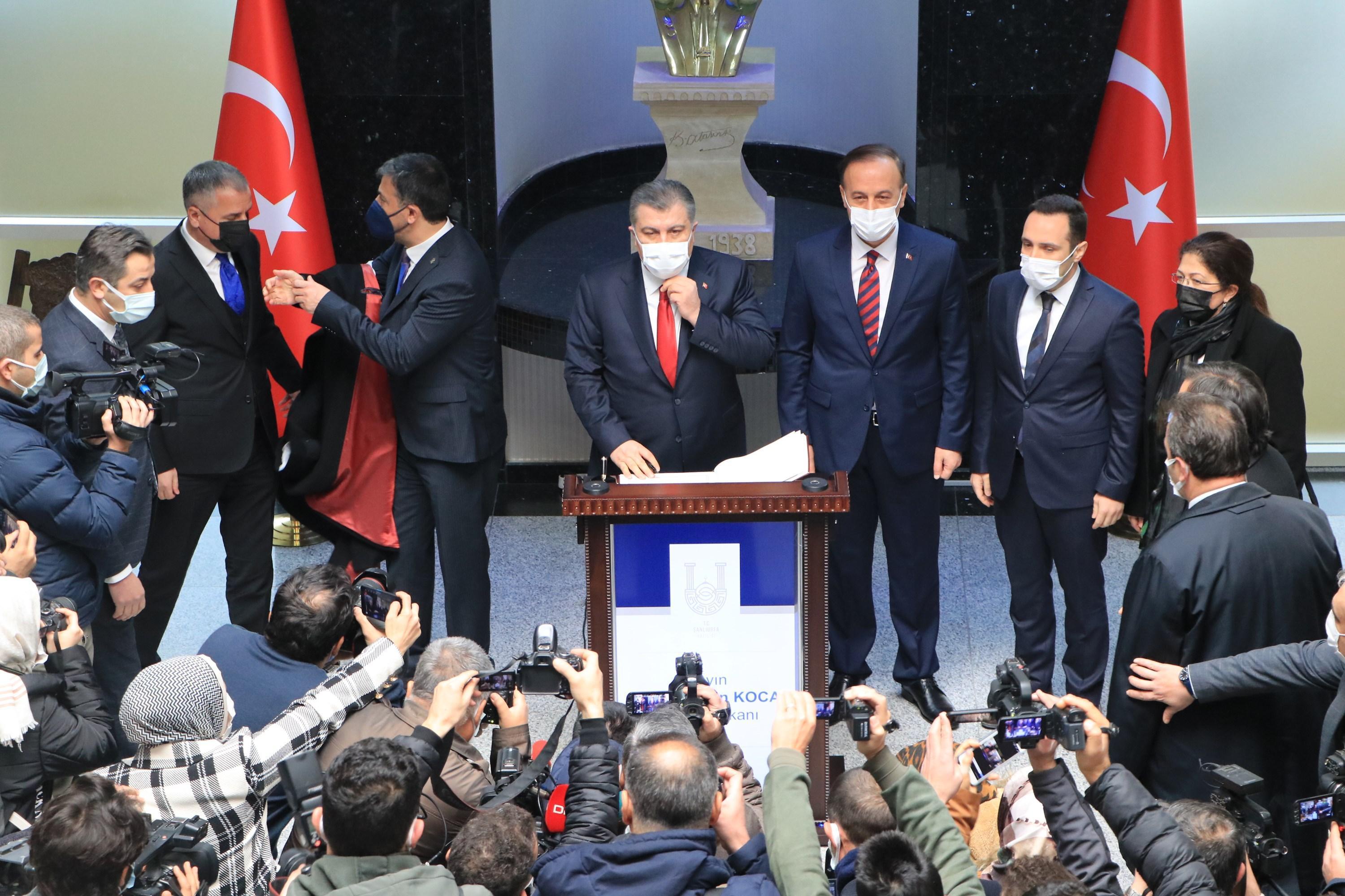 Bakan Koca: Dünya genelinde Omicronun baskın varyant olmasını bekliyoruz