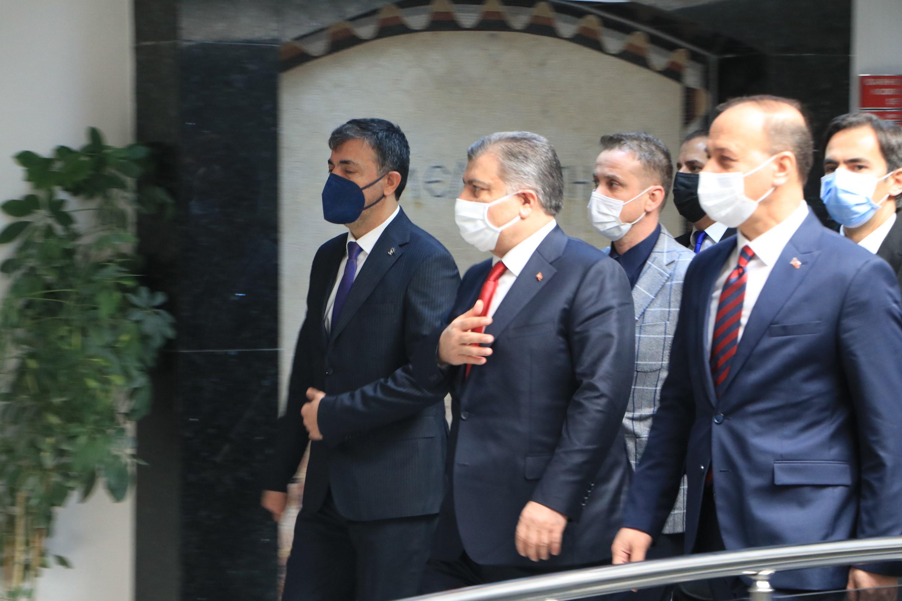 Bakan Koca: Dünya genelinde Omicronun baskın varyant olmasını bekliyoruz