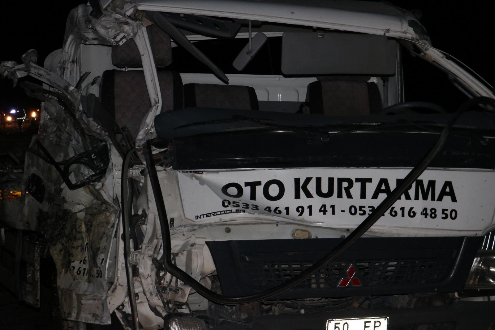 Nevşehirde 2 otobüs ile çekicinin çarpıştığı kazada 40 üniversiteli yaralandı