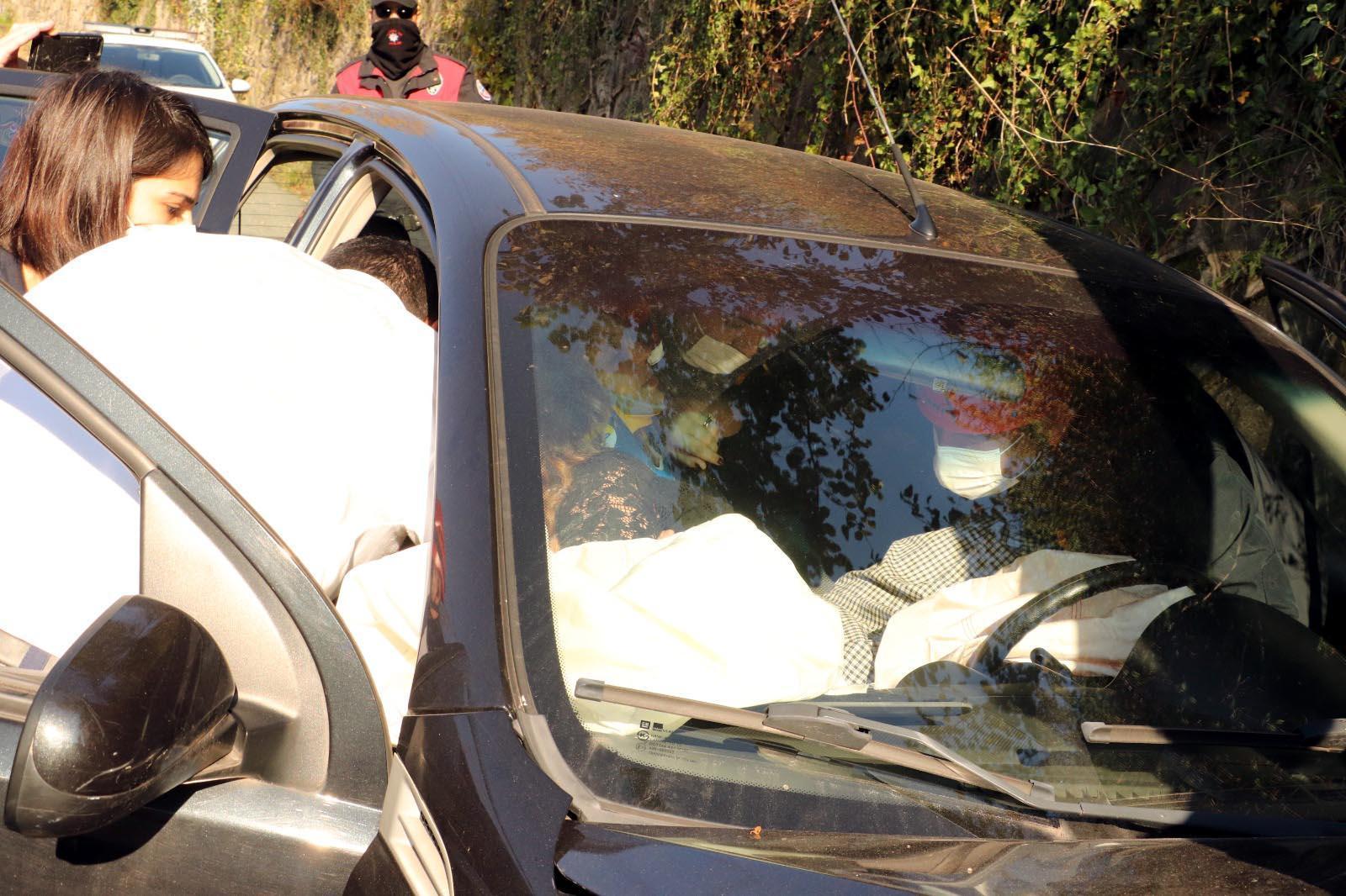 Direğe çarpan otomobilinde sıkışan Arzu, olay yerine gelen eşinin elini bırakmadı