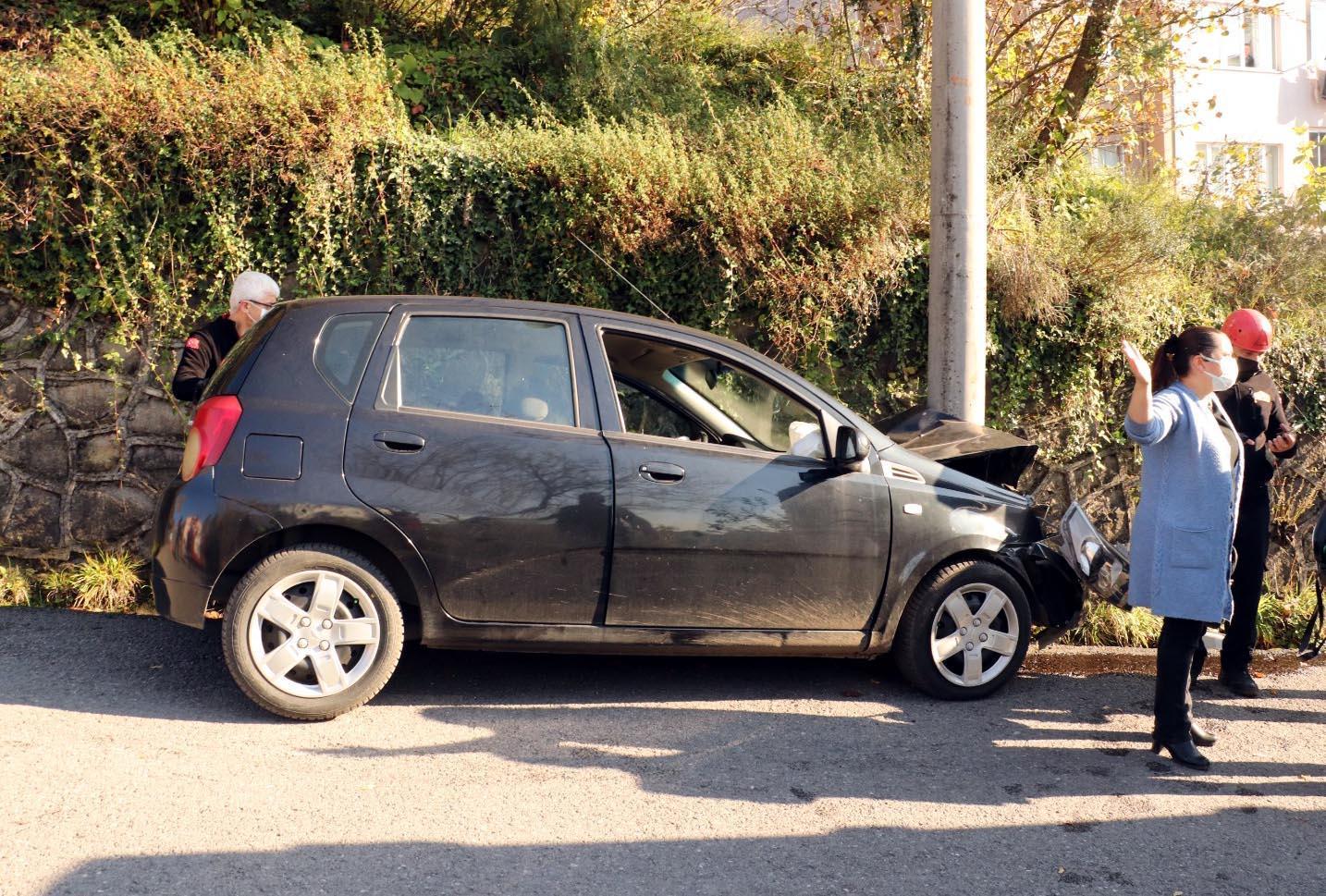 Direğe çarpan otomobilinde sıkışan Arzu, olay yerine gelen eşinin elini bırakmadı