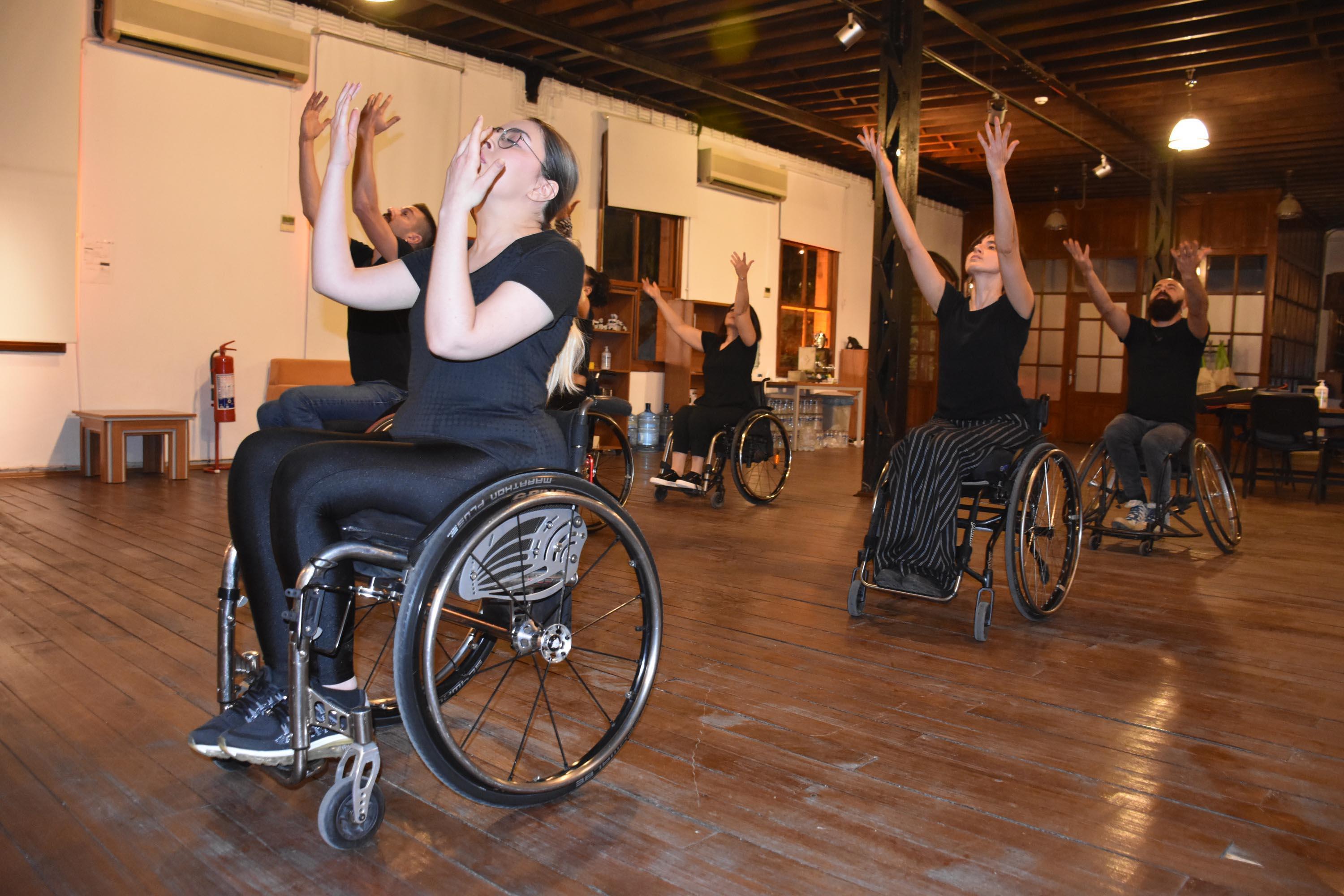 SMAlı Sude, tekerlekli sandalyede dansla hayata tutundu