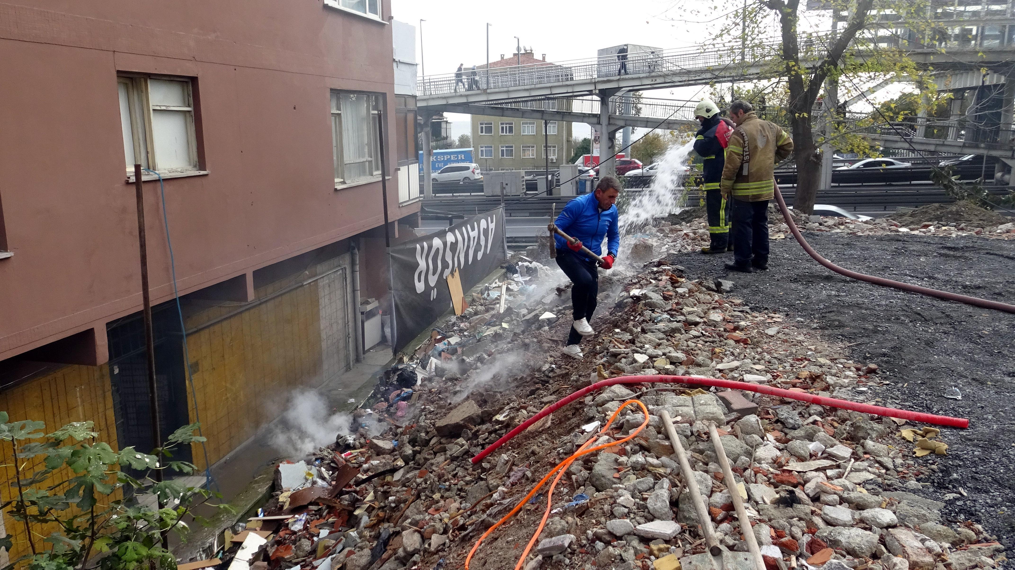 Avcılarda metrobüs üst geçidini duman altında bırakan yangın