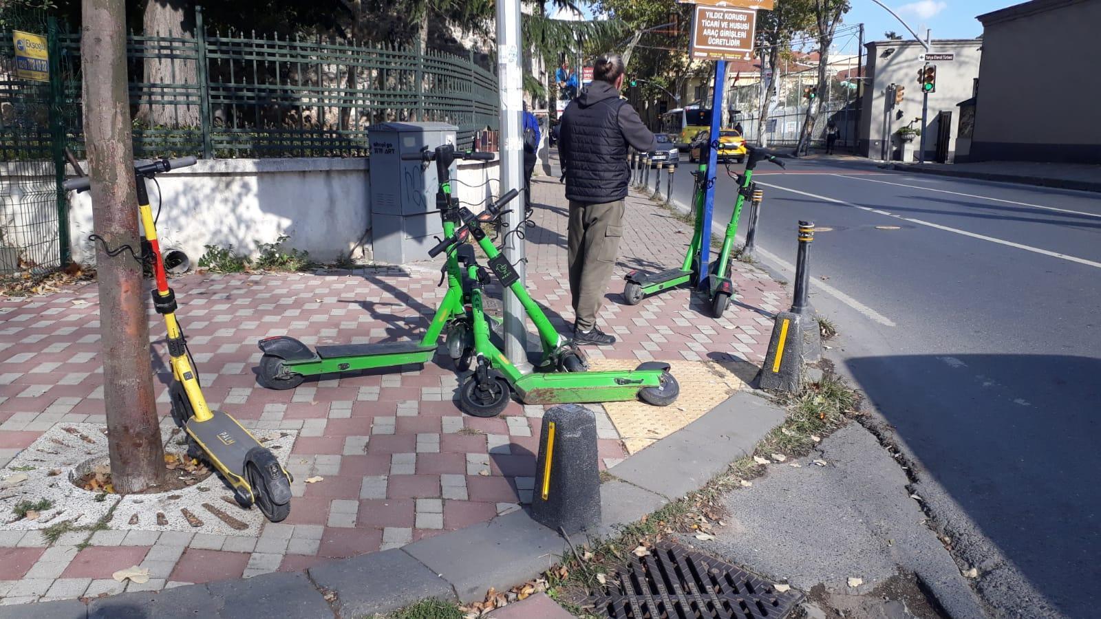 İstanbulda kaldırımlarda scooterdan sonra moped işgali