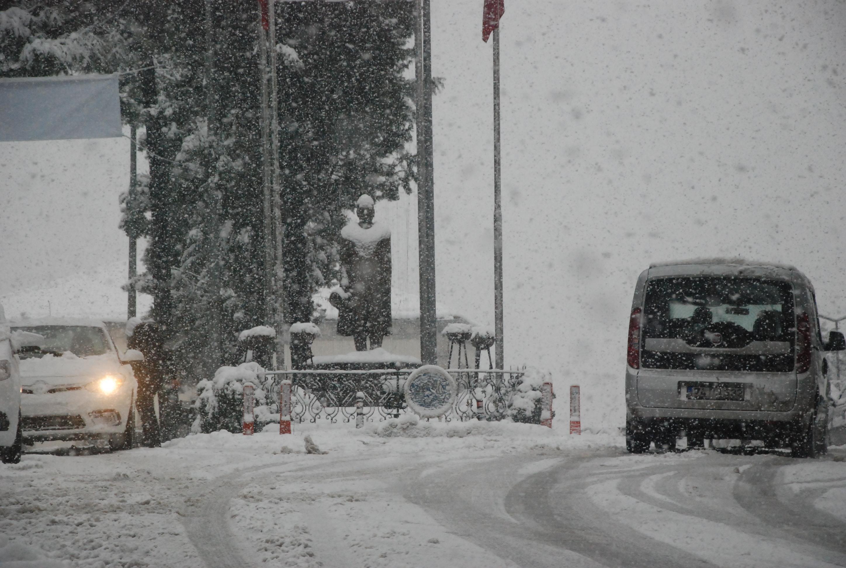 Bartında 113 köy yolu kardan kapandı; 72 köyde elektrik yok