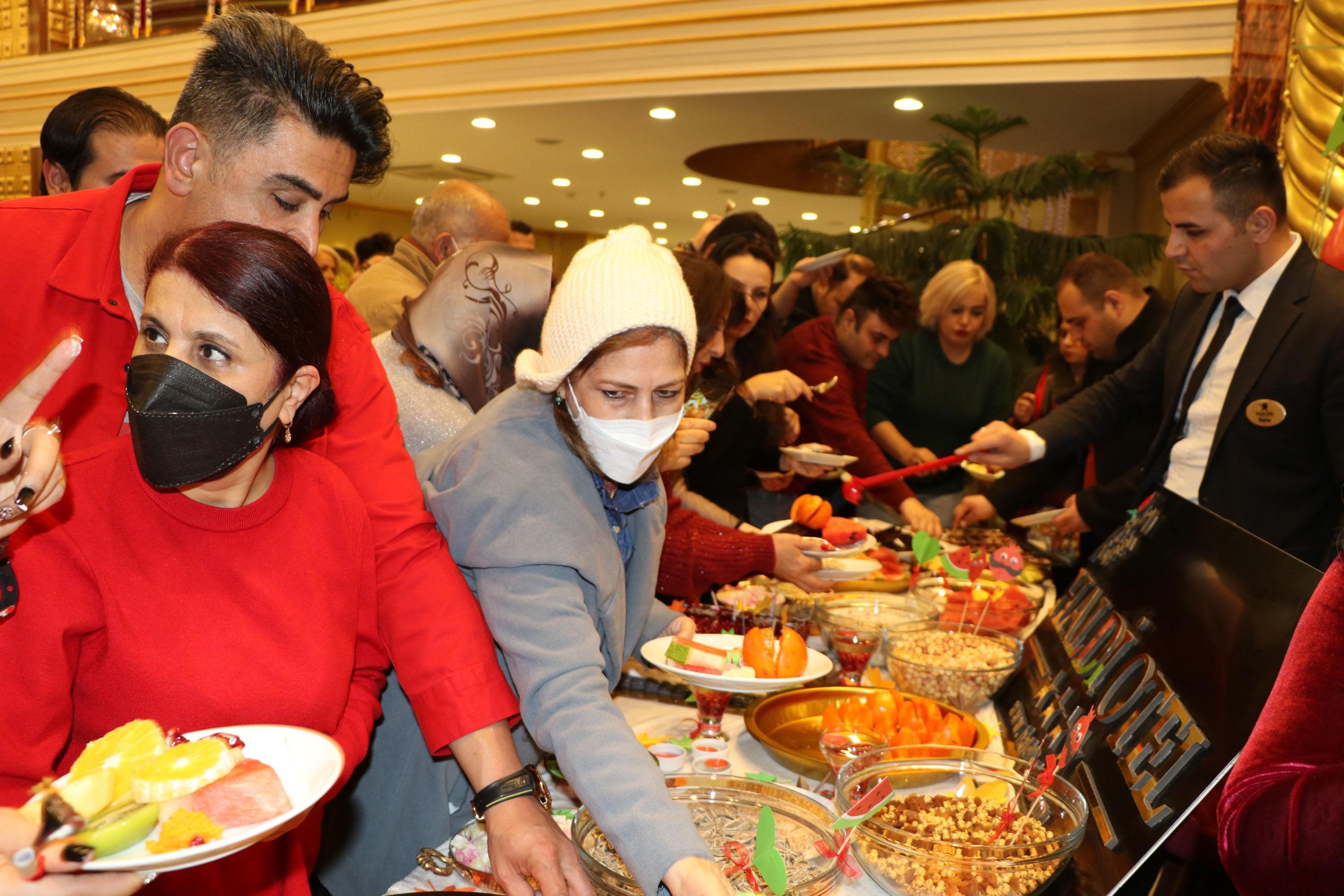 Vana gelen İranlılar, en uzun gece Şeb-i Yeldayı kutladı