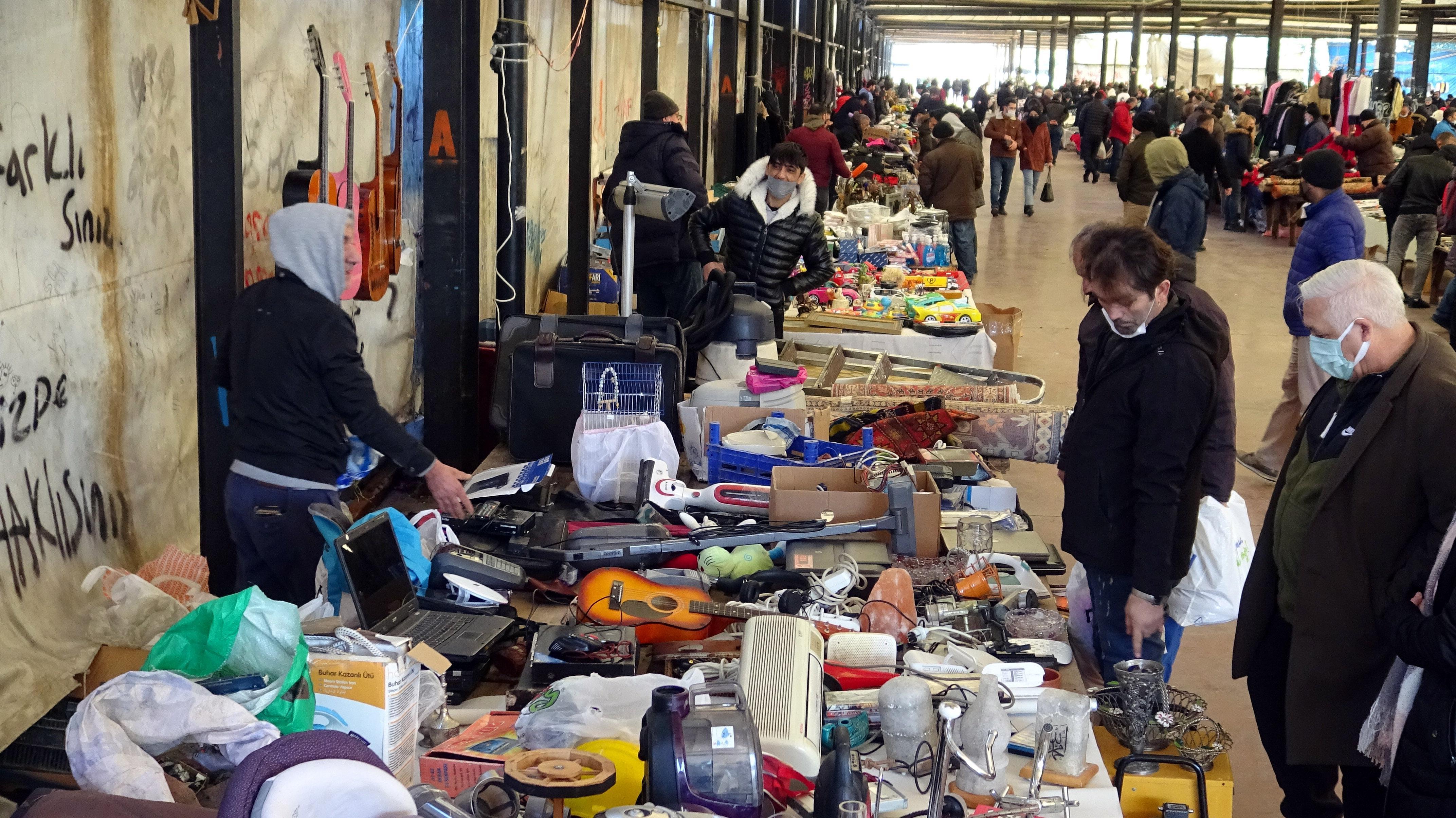 Avcılar’daki ‘Bit Pazarı’ 6 hafta sonra yeniden açıldı, esnafın yüzü güldü