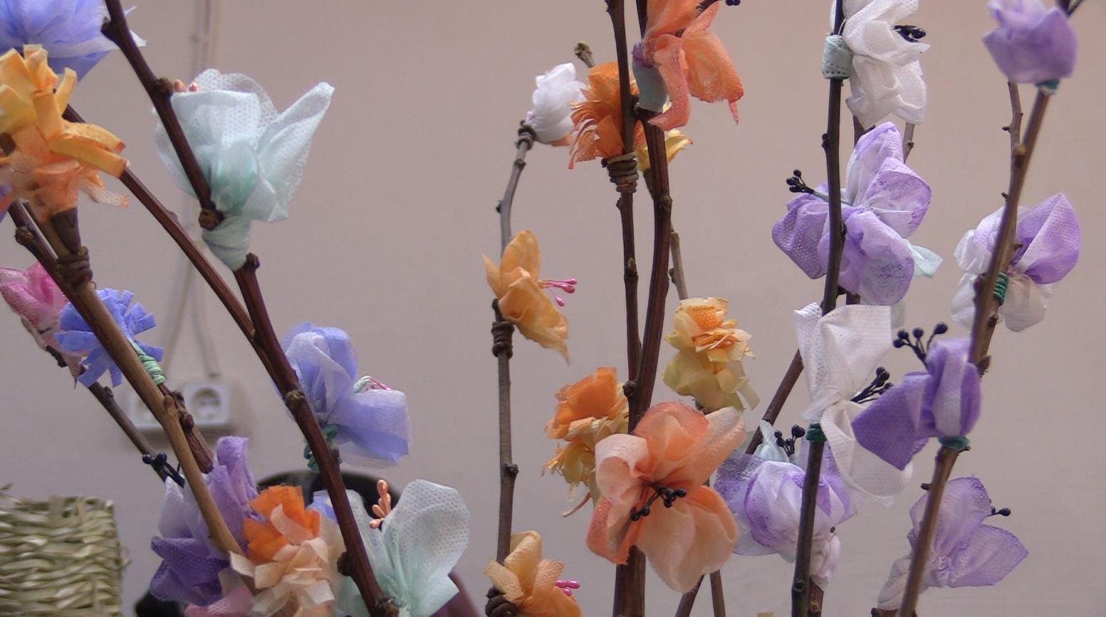 Atık maske ve malzemelerden süs eşyası üretiyorlar