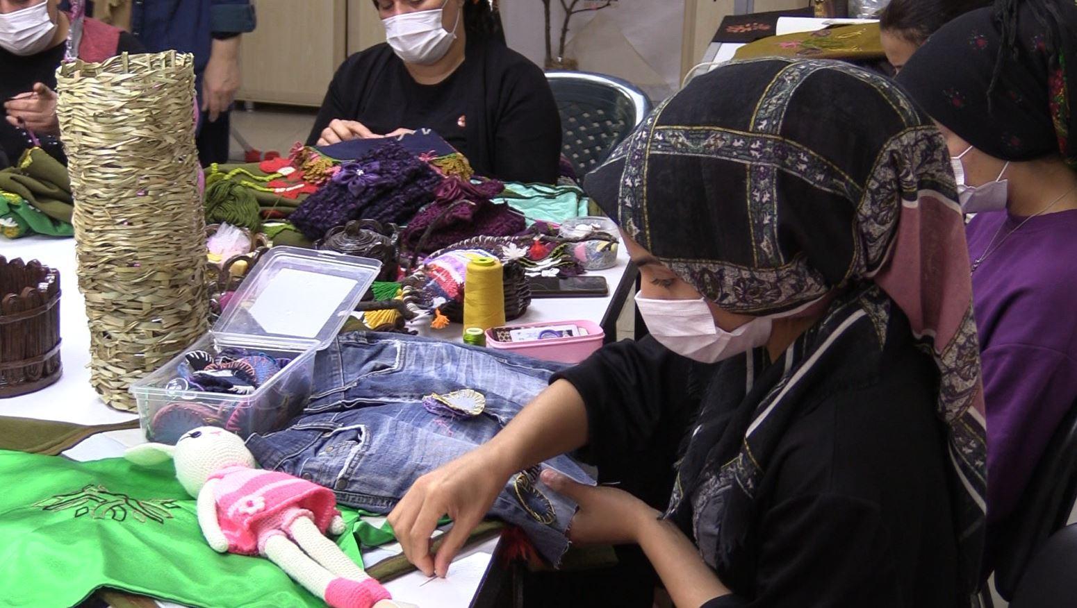 Atık maske ve malzemelerden süs eşyası üretiyorlar