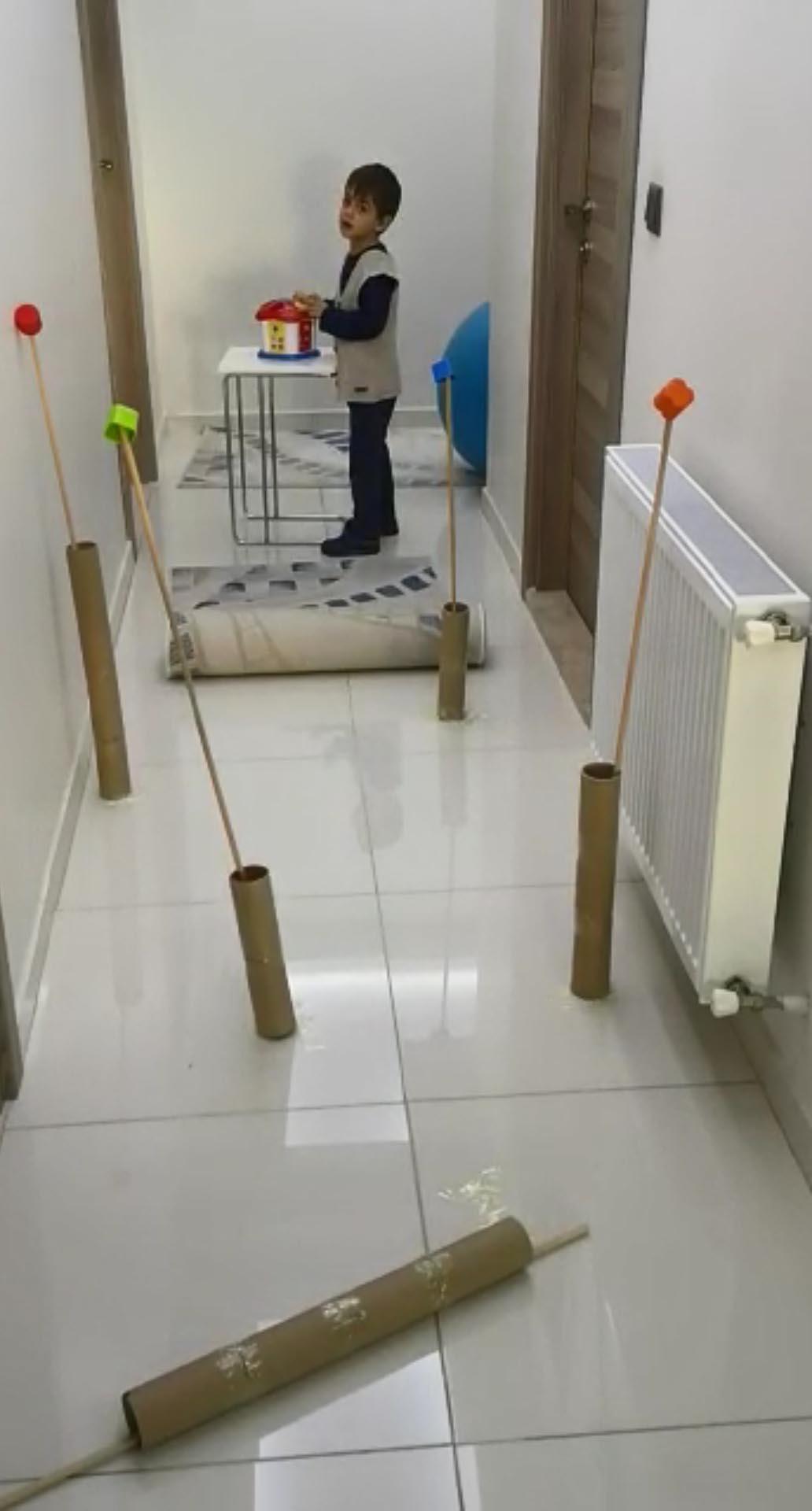 Firajil x sendromu hastası çocukları için evlerini eğitim parkuruna çevirdiler