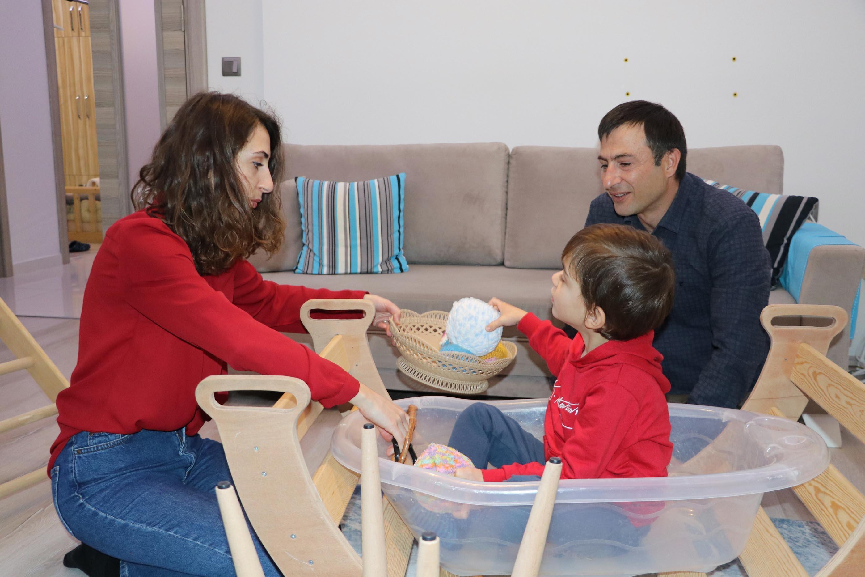 Firajil x sendromu hastası çocukları için evlerini eğitim parkuruna çevirdiler