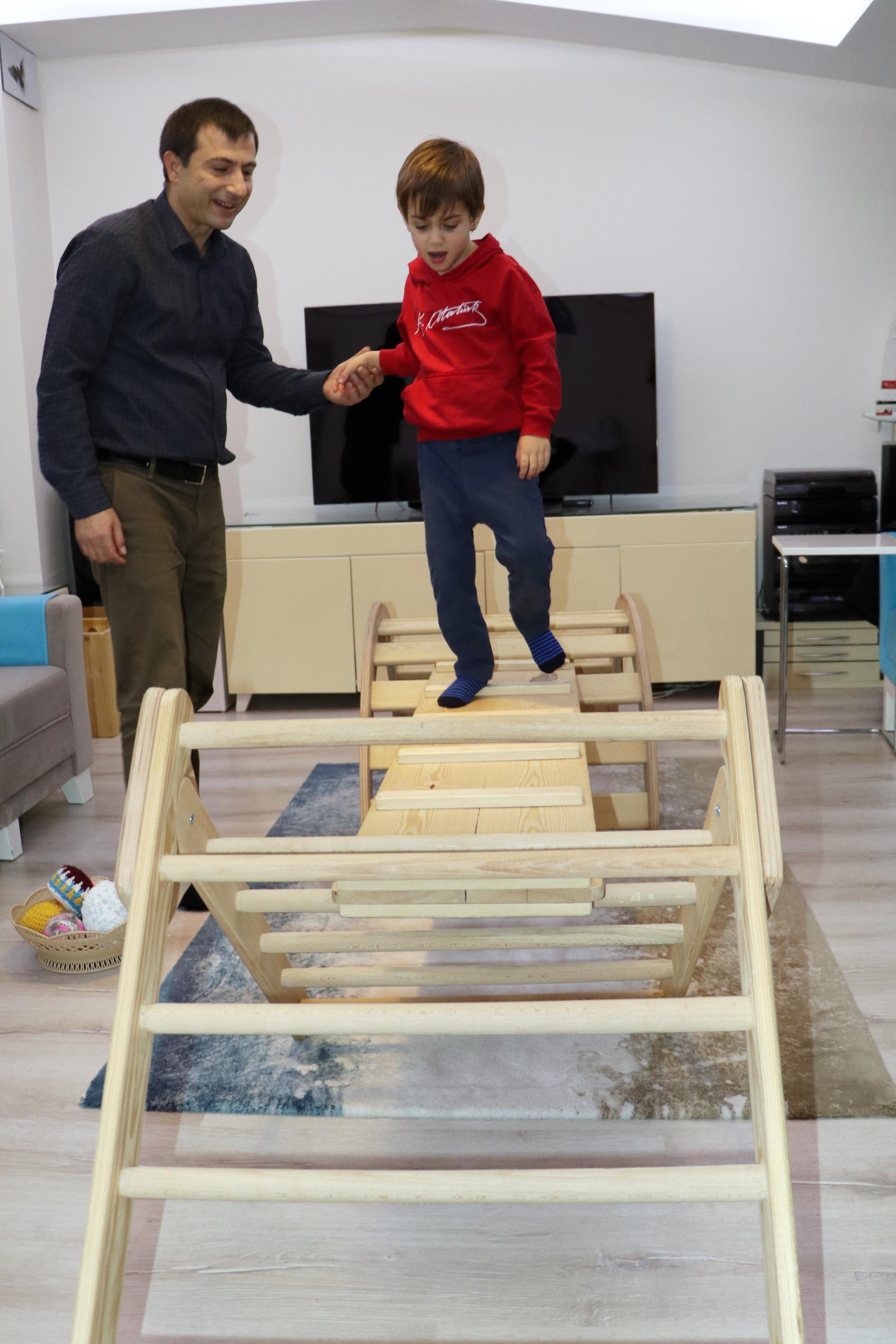 Firajil x sendromu hastası çocukları için evlerini eğitim parkuruna çevirdiler