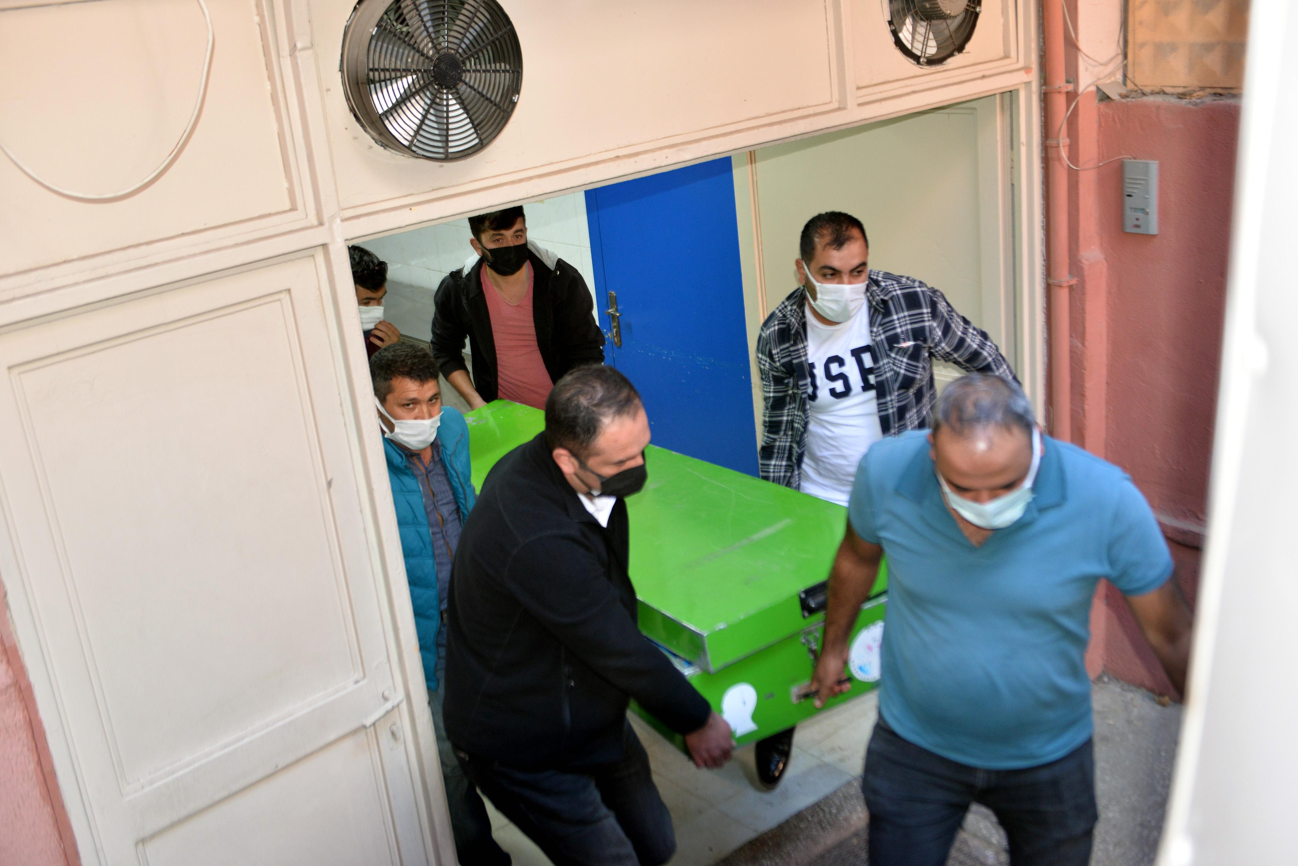 Eşini, ‘Müziğin sesini kıs’ deyince çıkan kavgada öldürmüş