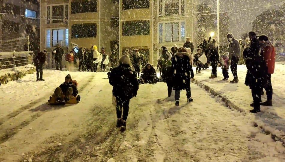 Karabükte sürücülere zor anlar yaşatan kar, çocuklar için eğlenceye dönüştü