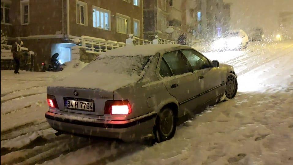 Karabükte sürücülere zor anlar yaşatan kar, çocuklar için eğlenceye dönüştü