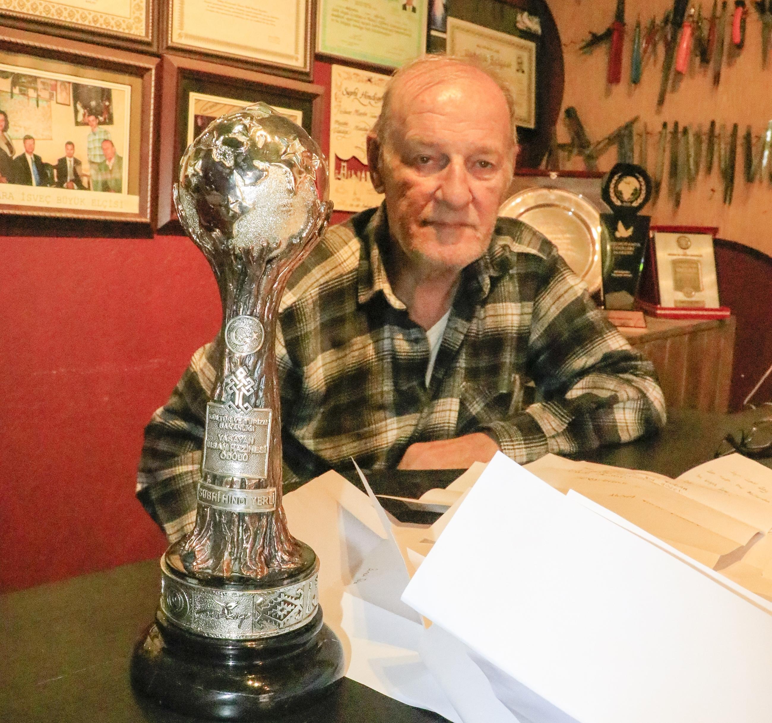 Dükkanı soyulan, UNESCO Yaşayan İnsan Hazinesi ödüllü Hindiyerliye öğrencilerden mektuplu moral