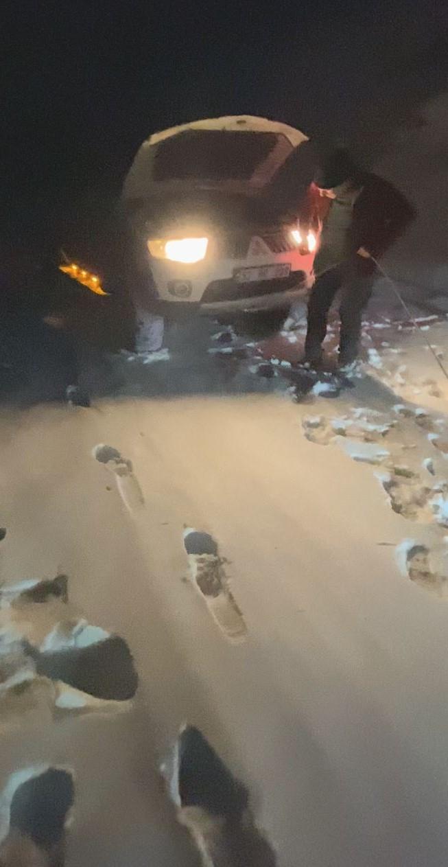 Yaylada, araçları kara saplanıp, mahsur kalan 3 kişi kurtarıldı