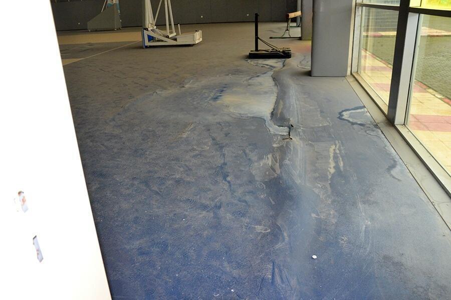 Turgutlunun tek havuzu çürümeye yüz tuttu, sporcular ortada kaldı