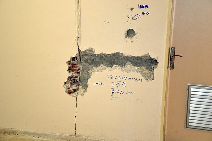 Turgutlunun tek havuzu çürümeye yüz tuttu, sporcular ortada kaldı