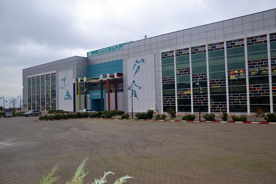 Turgutlunun tek havuzu çürümeye yüz tuttu, sporcular ortada kaldı