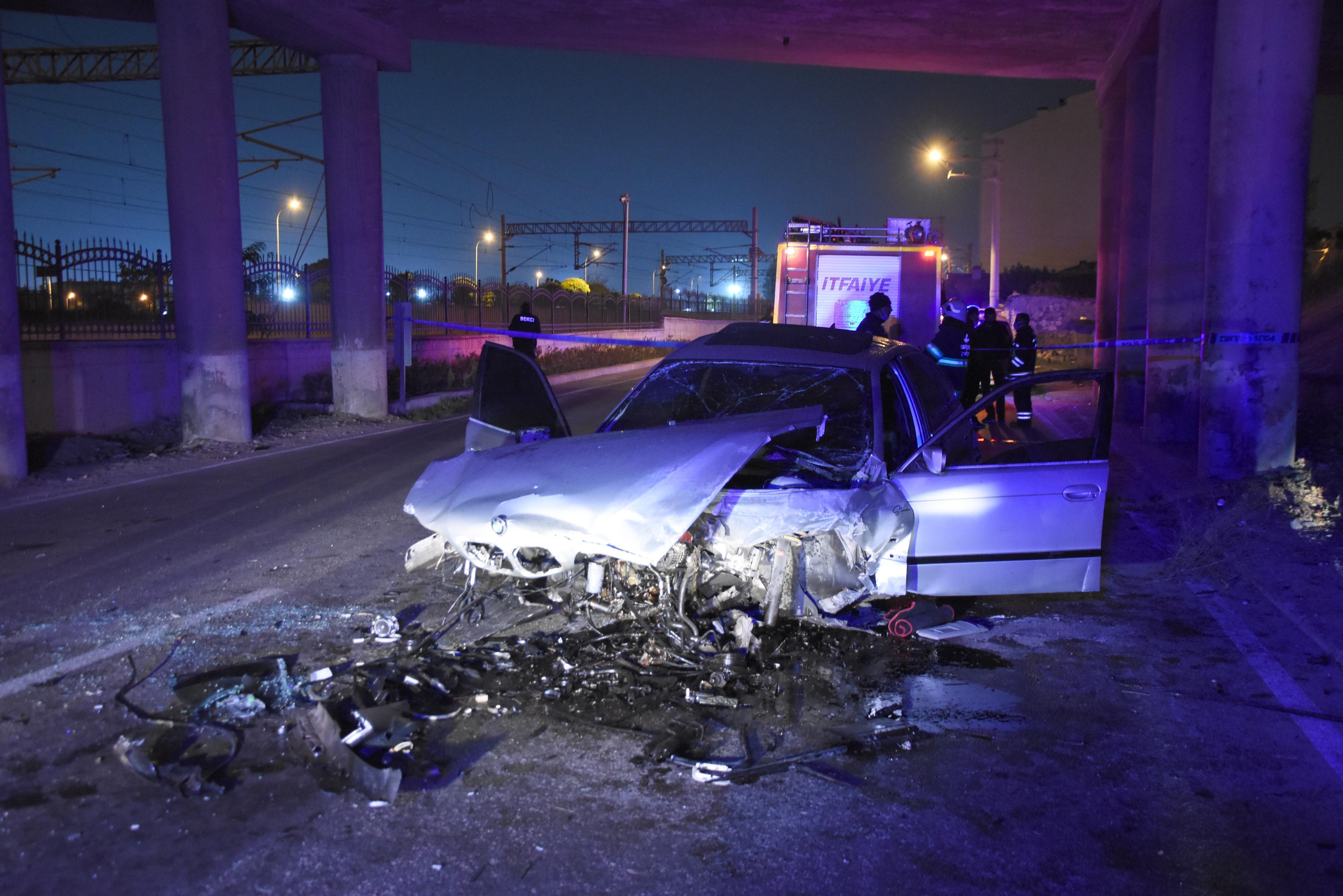 İki köprü arasından alt yola uçan otomobilin sürücüsü öldü, 3 kişi yaralandı