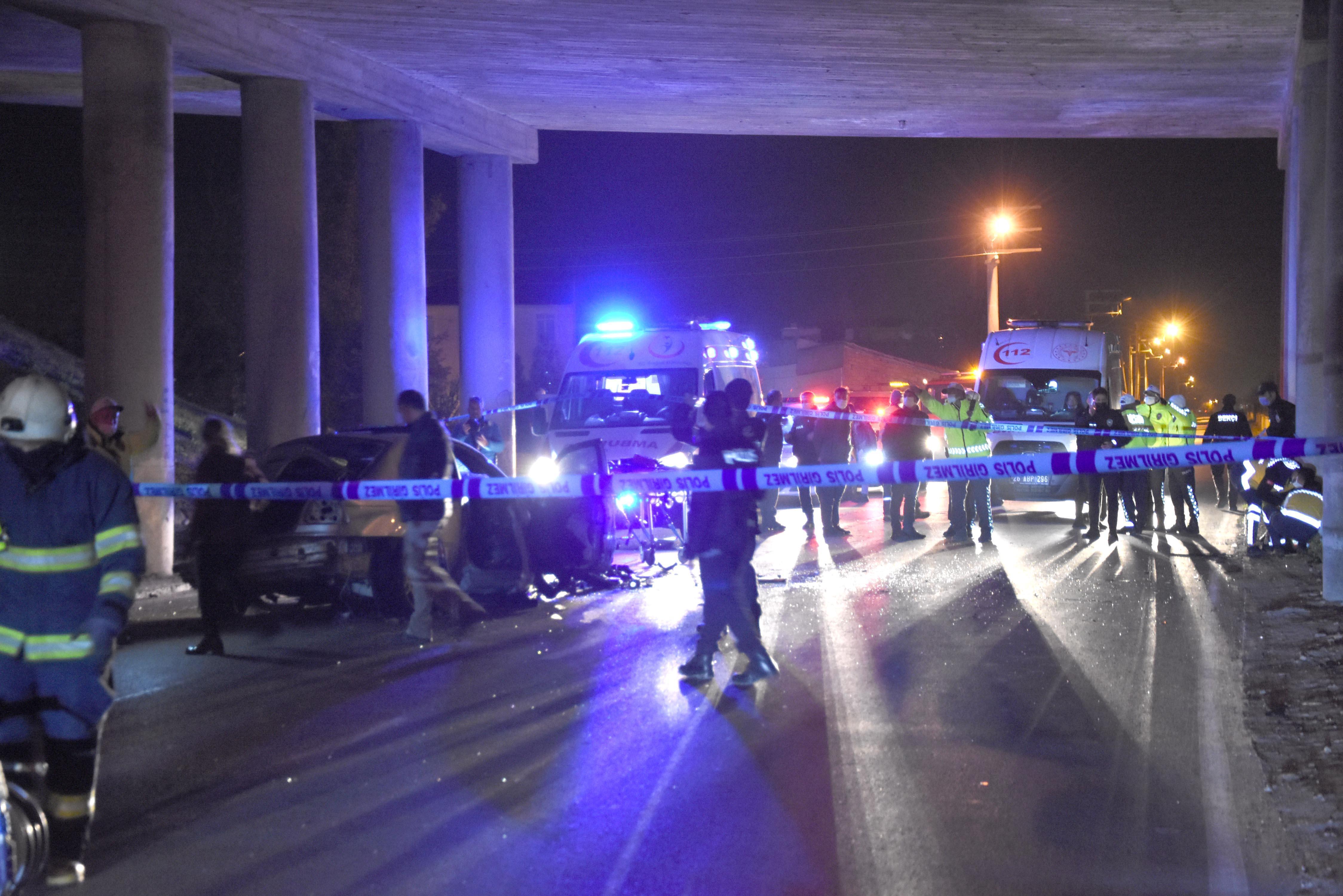 İki köprü arasından alt yola uçan otomobilin sürücüsü öldü, 3 kişi yaralandı