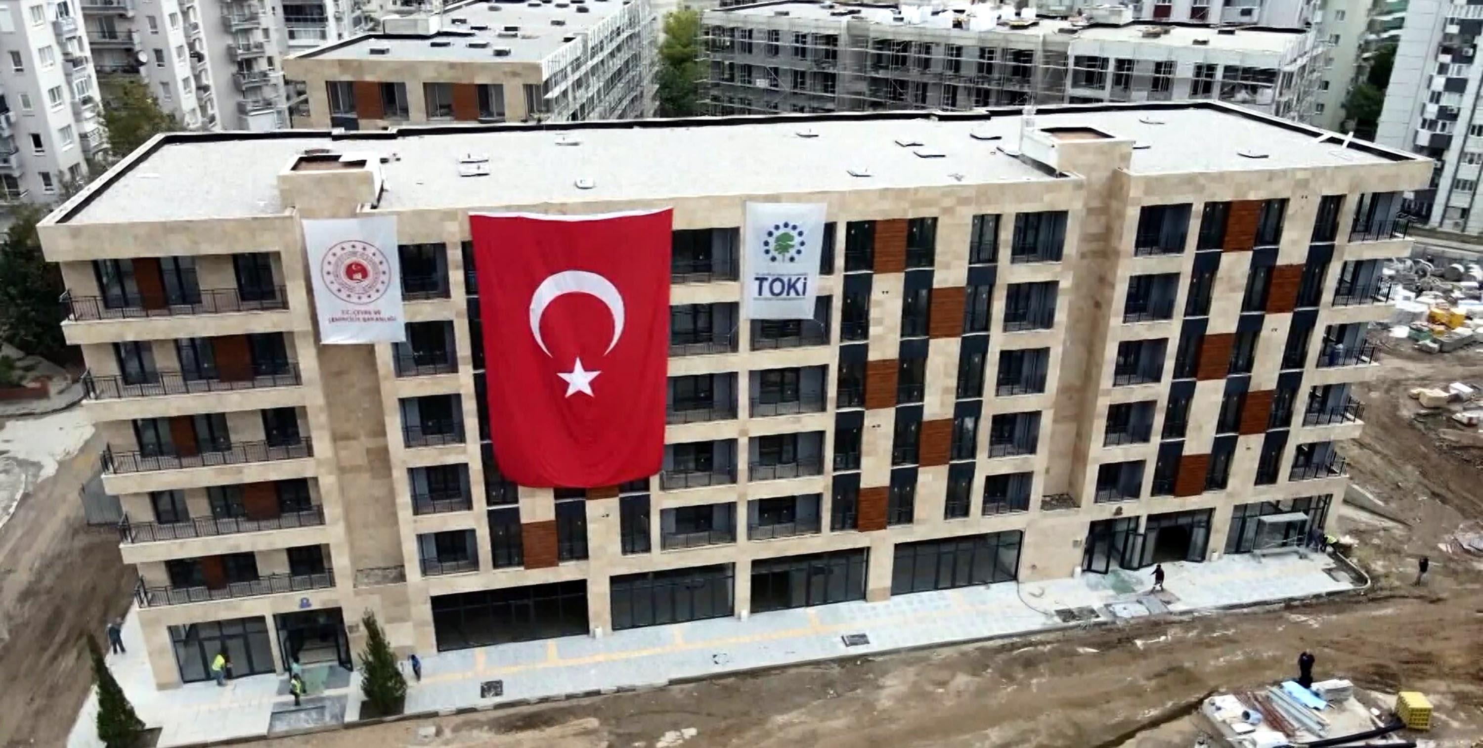 Yıkıcı İzmir depreminin yaralı sarıldı, yeni binalar yükseldi
