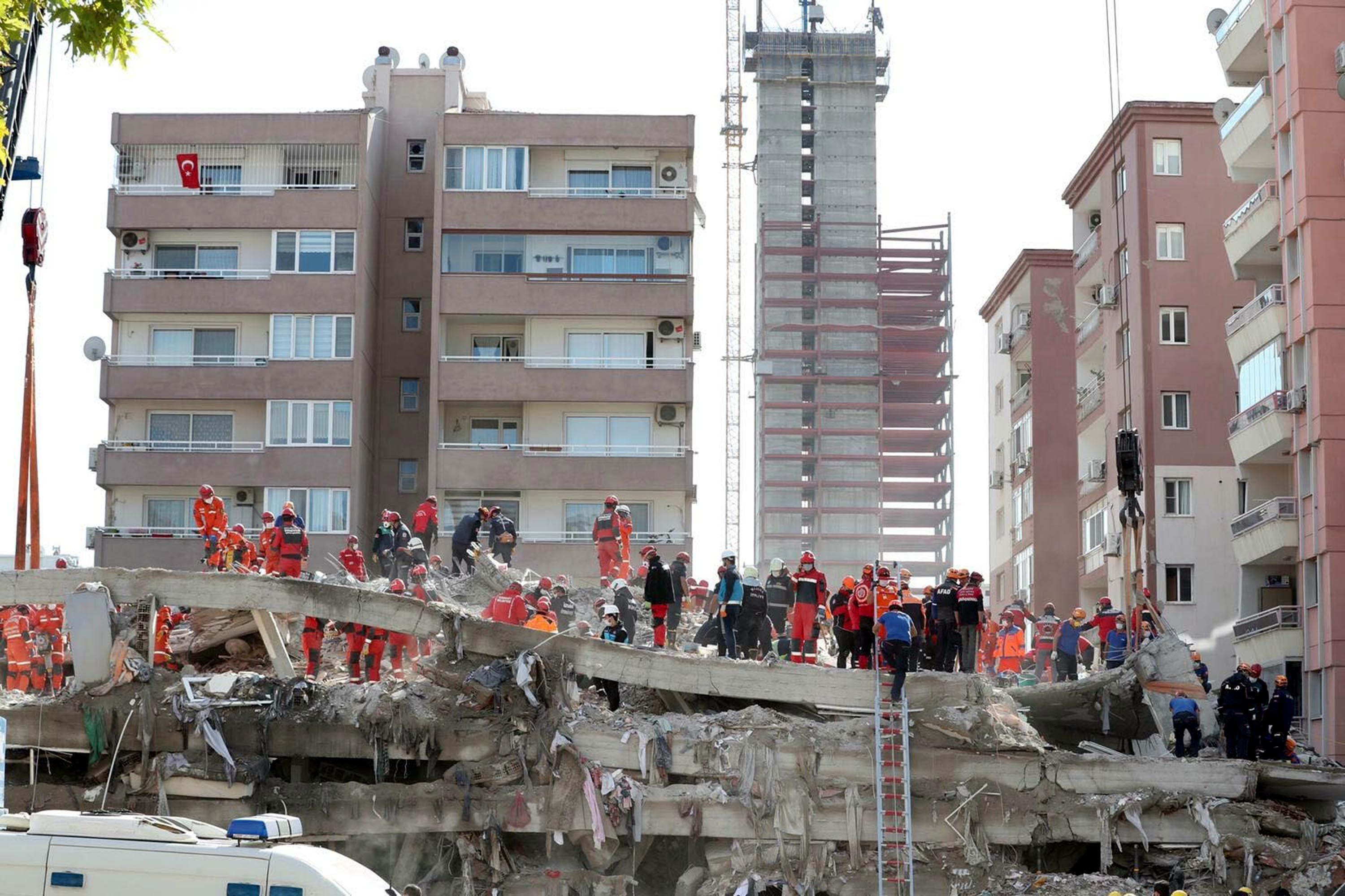 Yıkıcı İzmir depreminin yaralı sarıldı, yeni binalar yükseldi