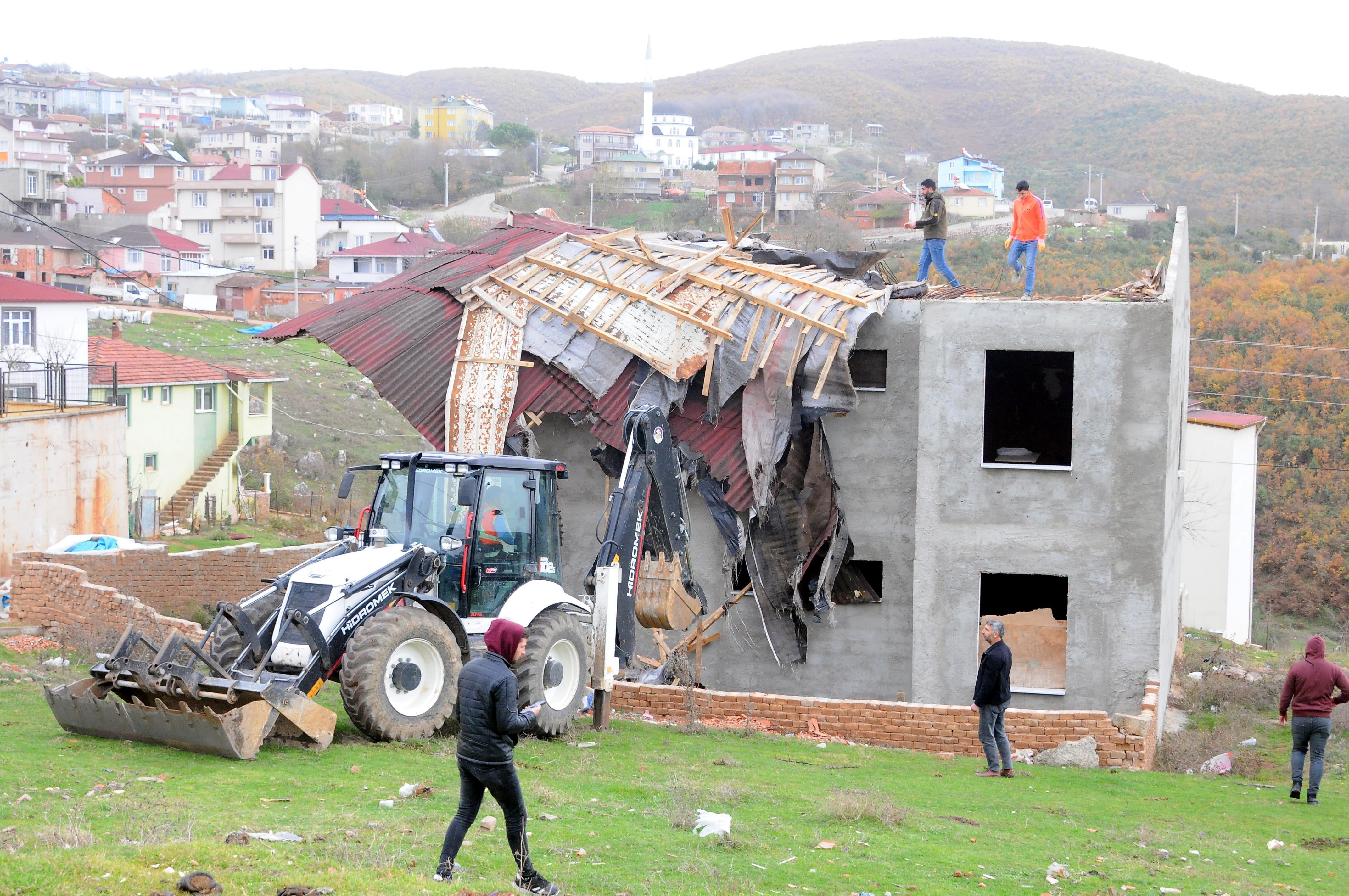 Kocaelide fırtına; çatılar hasar gördü, vapur seferleri iptal oldu
