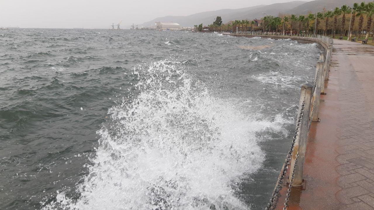 Kocaelide fırtına; çatılar hasar gördü, vapur seferleri iptal oldu
