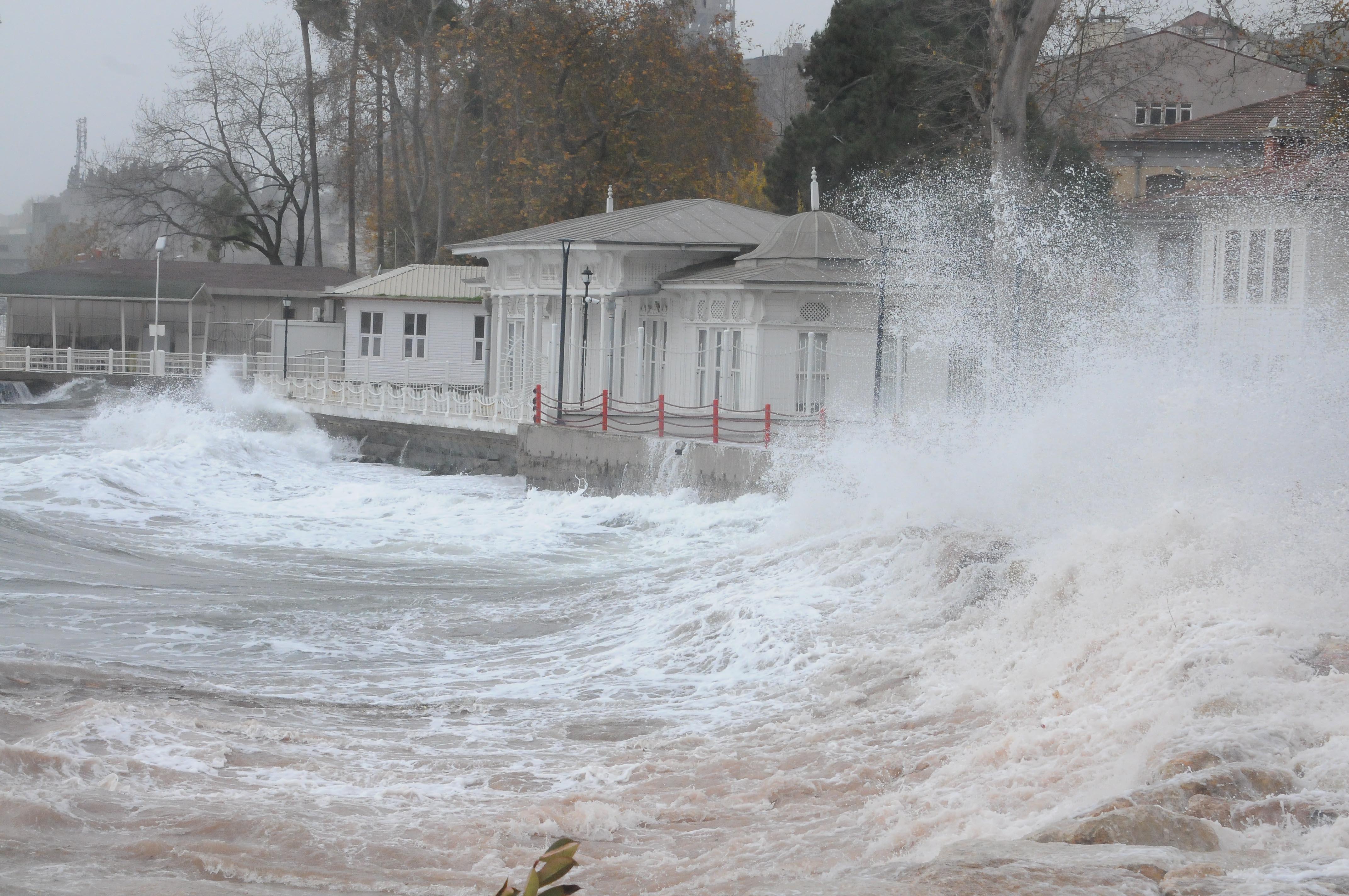 Kocaelide fırtına; çatılar hasar gördü, vapur seferleri iptal oldu