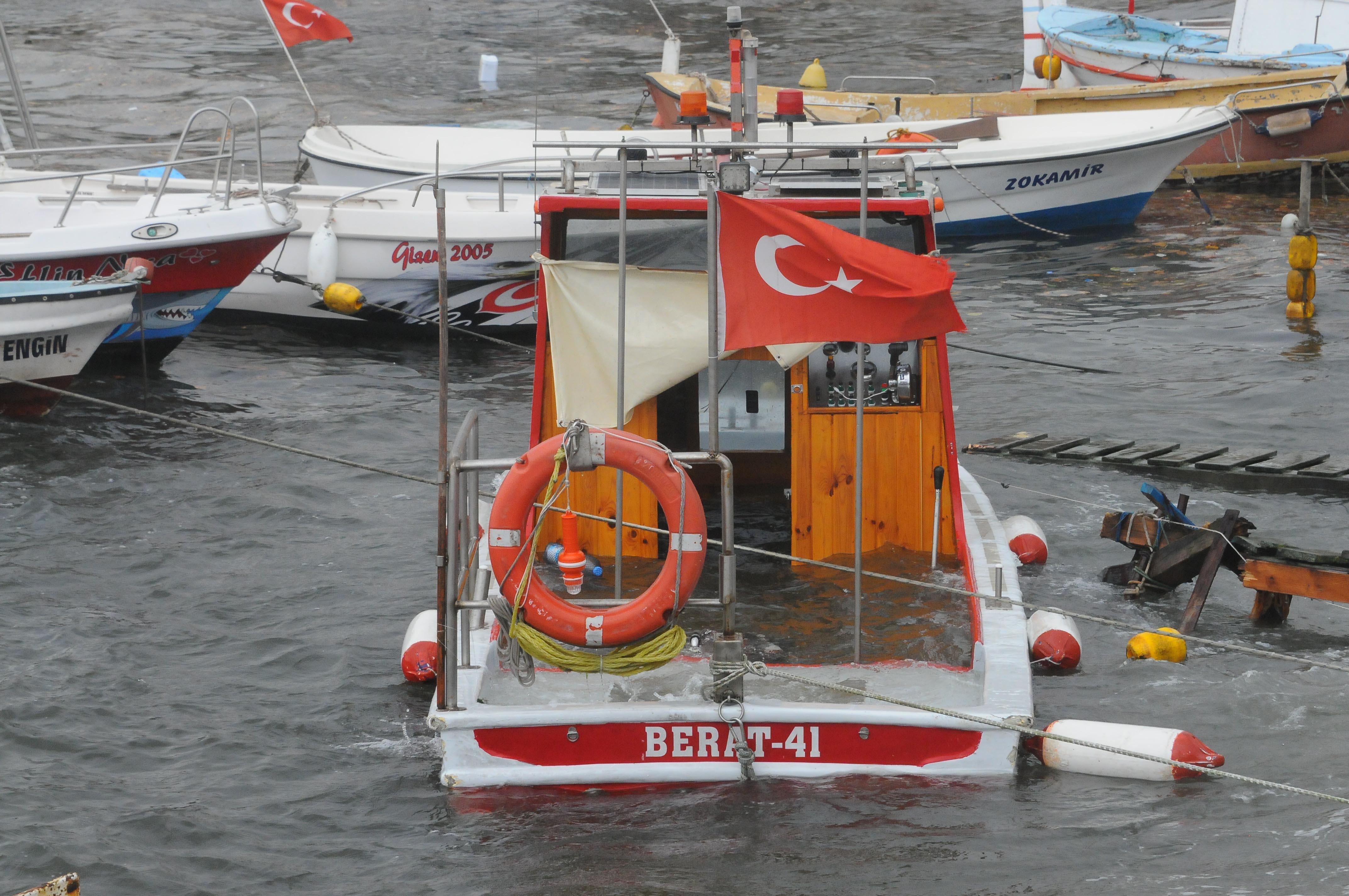 Kocaelide fırtına; çatılar hasar gördü, vapur seferleri iptal oldu