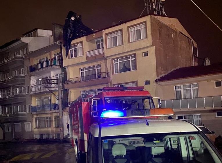 Kocaelide fırtına; çatılar hasar gördü, vapur seferleri iptal oldu