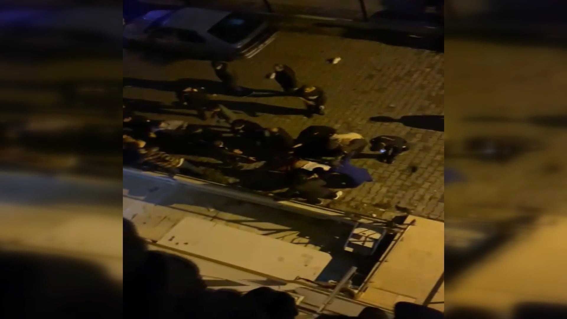 Büyükçekmecede iki aile arasındaki kavgada bir kadın hastane önünde silahla vuruldu, o anlar kamerada