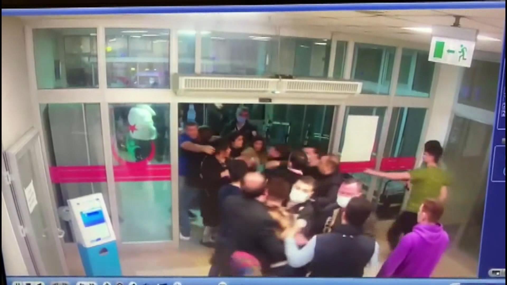 Büyükçekmecede iki aile arasındaki kavgada bir kadın hastane önünde silahla vuruldu, o anlar kamerada