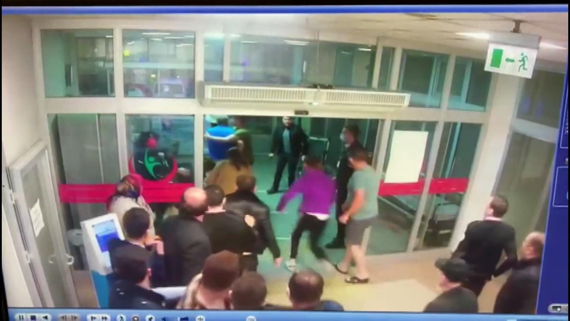 Büyükçekmecede iki aile arasındaki kavgada bir kadın hastane önünde silahla vuruldu, o anlar kamerada