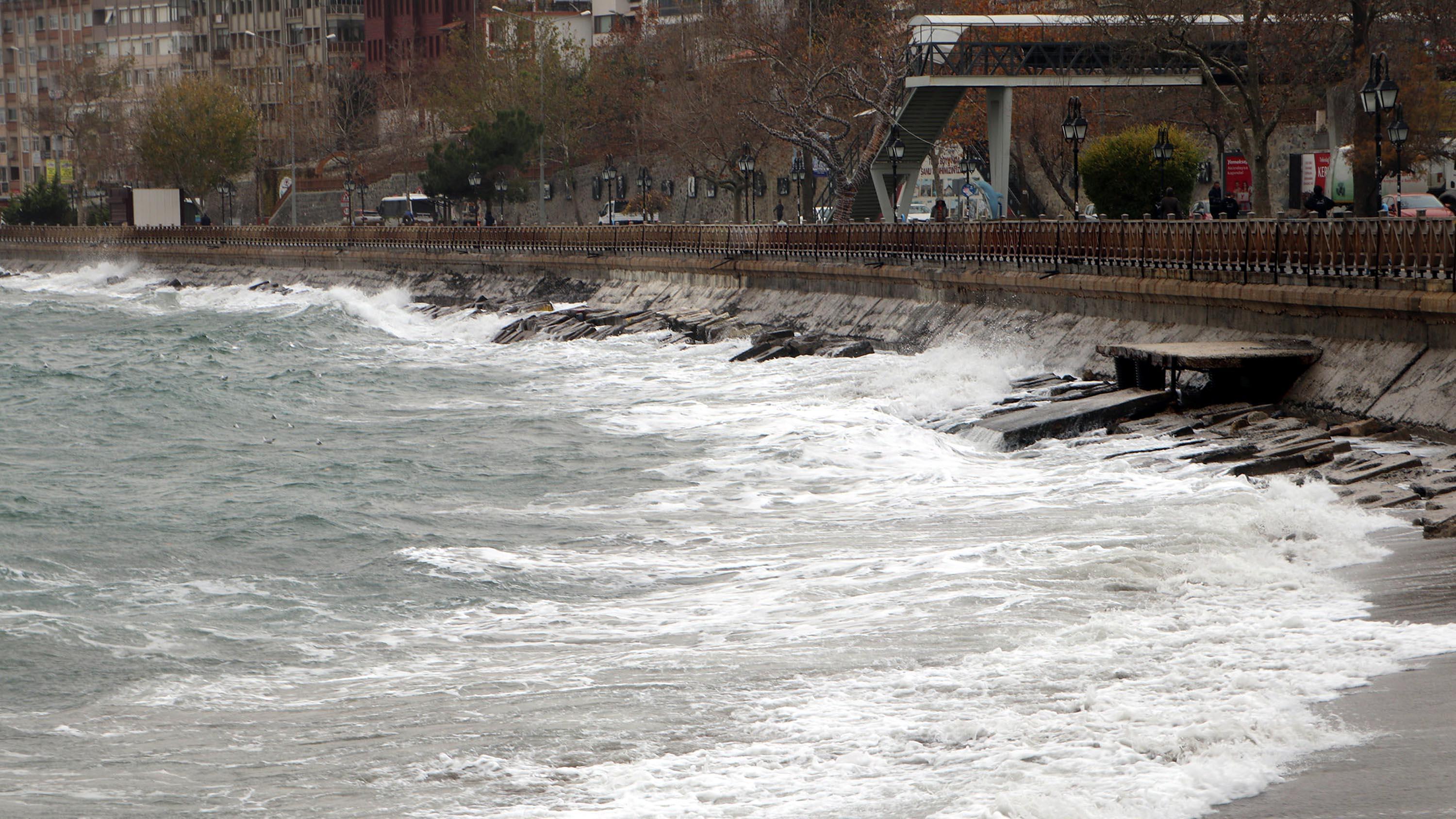 Tekirdağda fırtına nedeniyle feribot seferleri iptal edildi