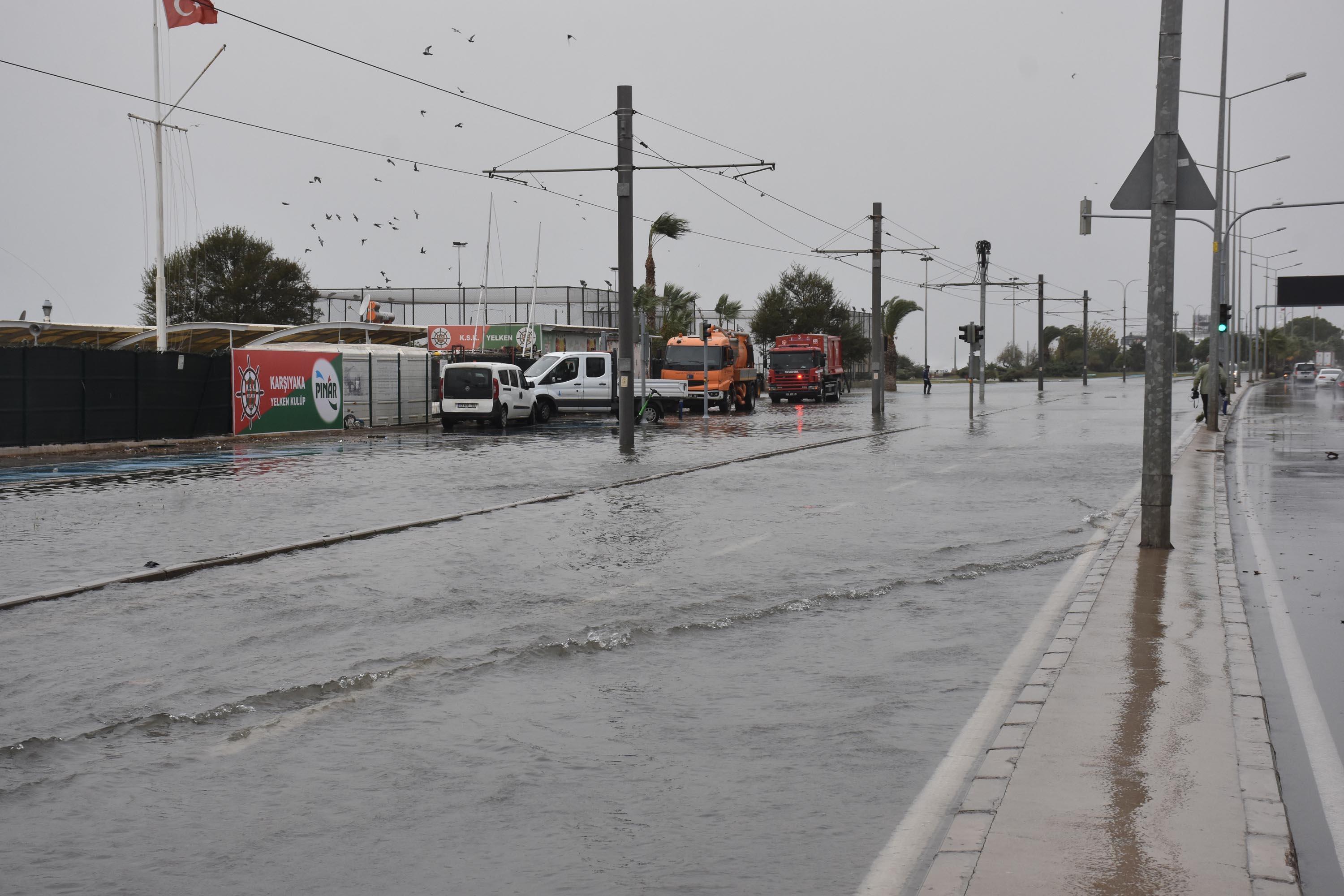 İzmirde fırtına nedeniyle deniz taştı, vapur seferleri durdu