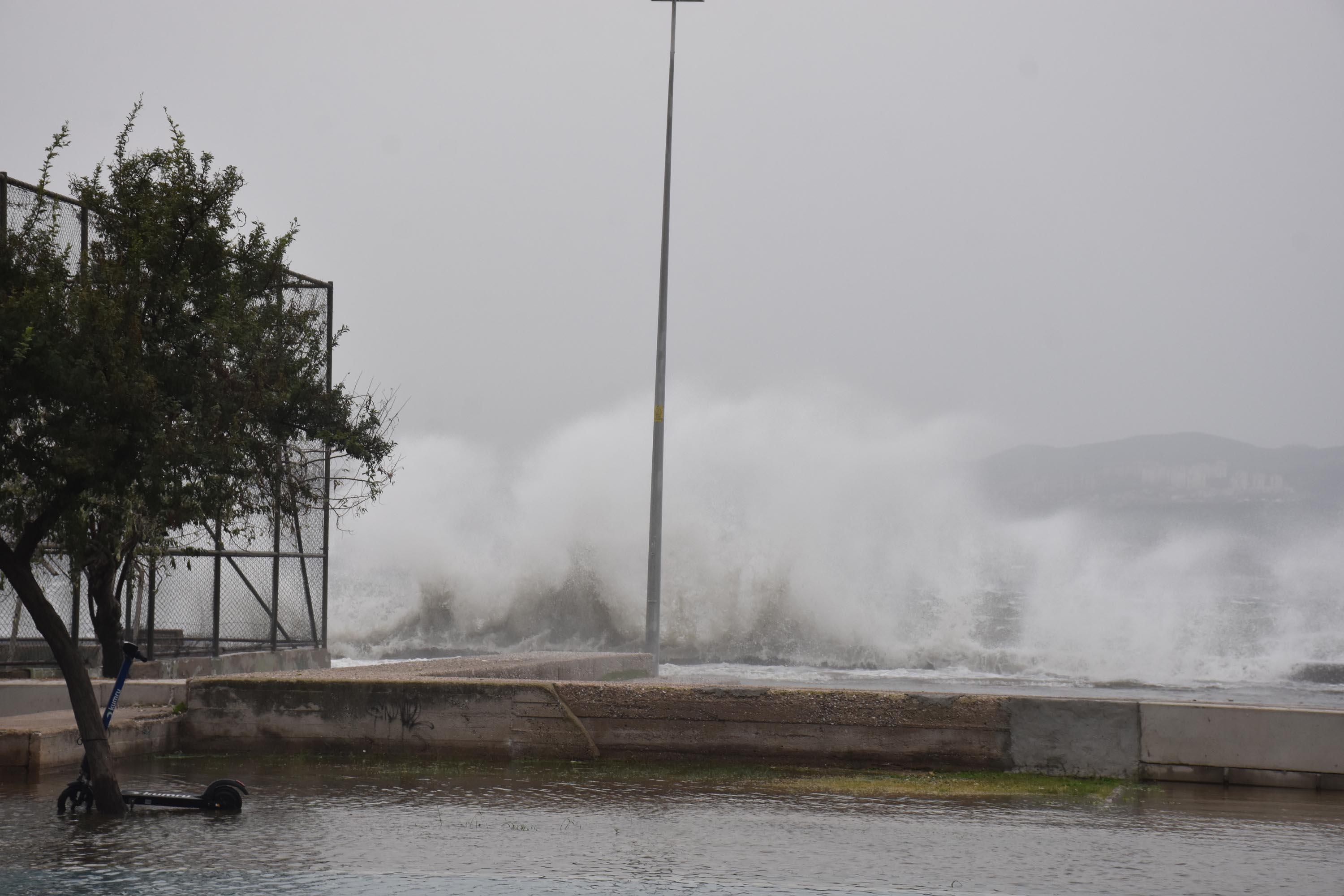 İzmirde fırtına nedeniyle deniz taştı, vapur seferleri durdu