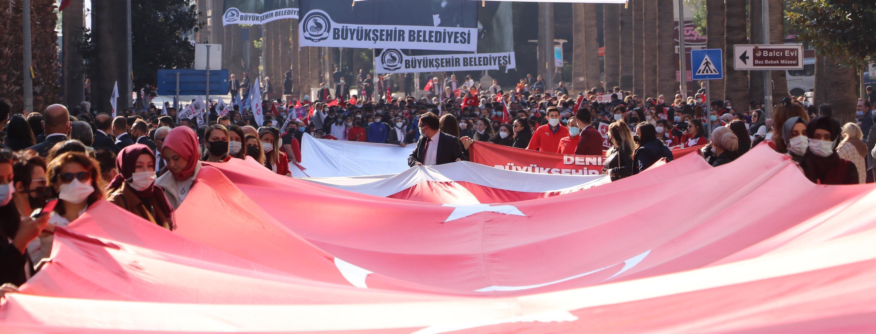 Denizlideki geçit töreninde öldürülen Şebnemin fotoğrafları taşındı