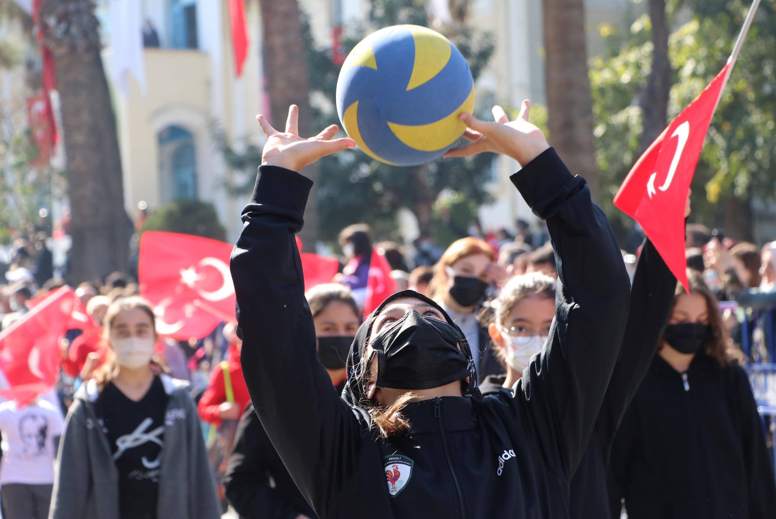 Denizlideki geçit töreninde öldürülen Şebnemin fotoğrafları taşındı