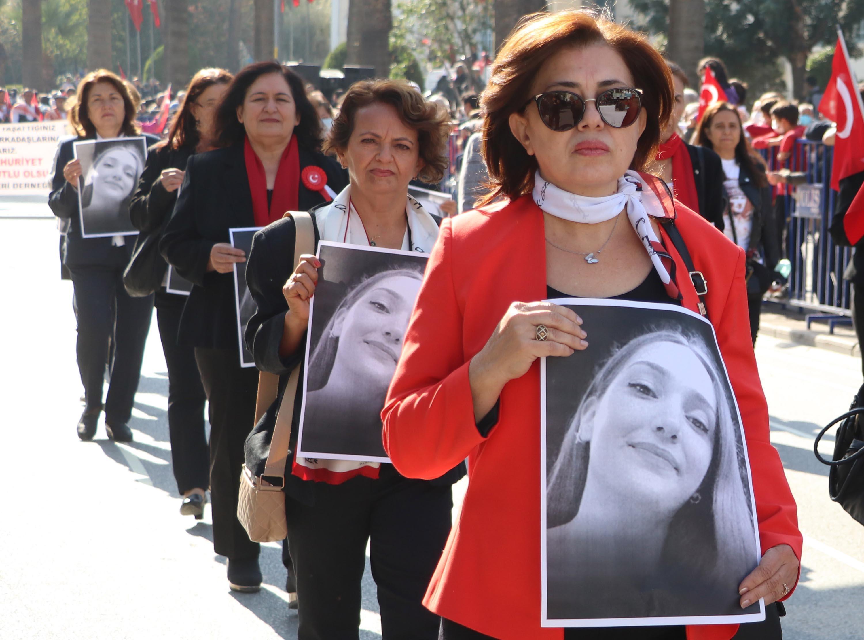 Denizlideki geçit töreninde öldürülen Şebnemin fotoğrafları taşındı