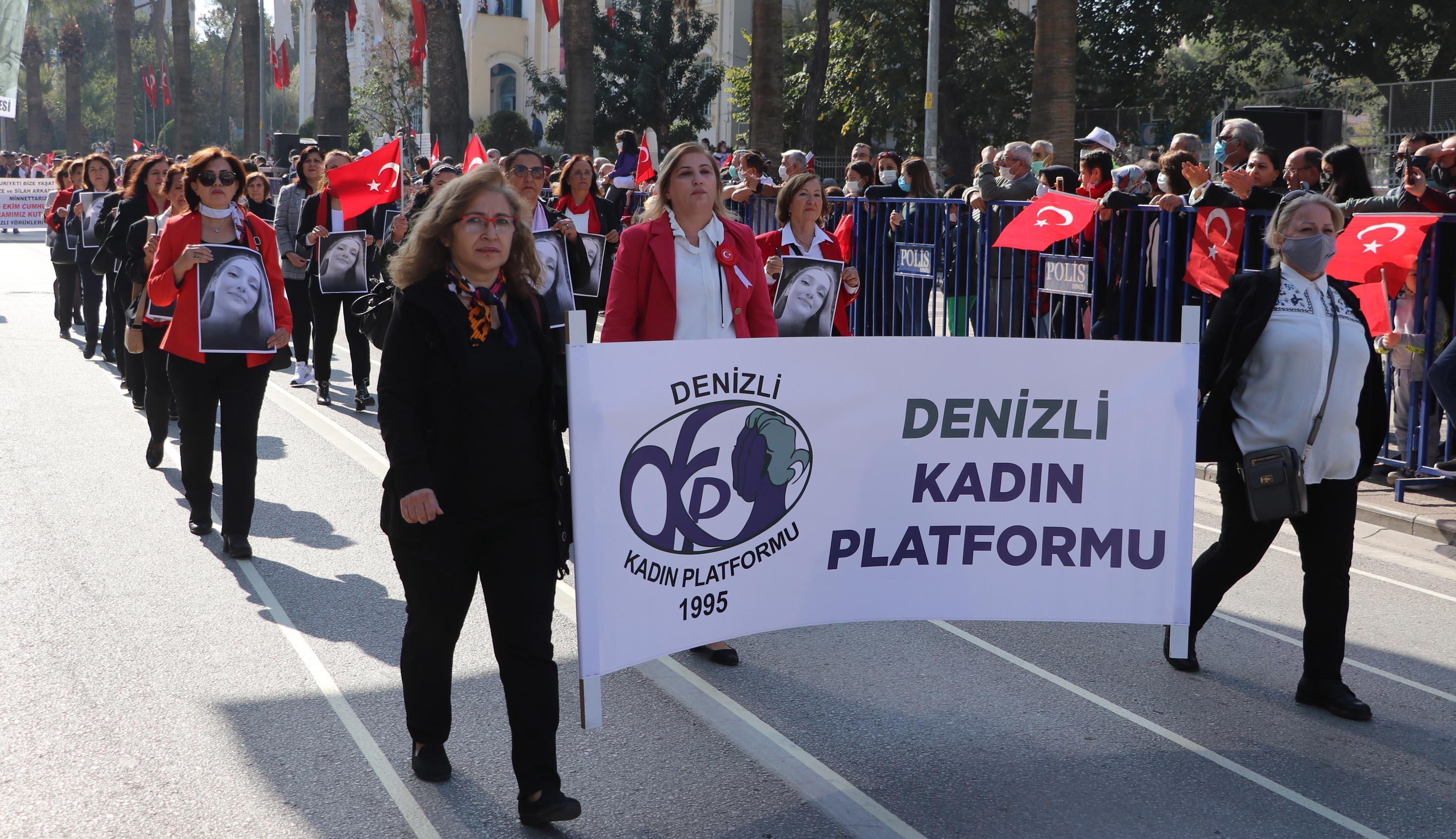 Denizlideki geçit töreninde öldürülen Şebnemin fotoğrafları taşındı