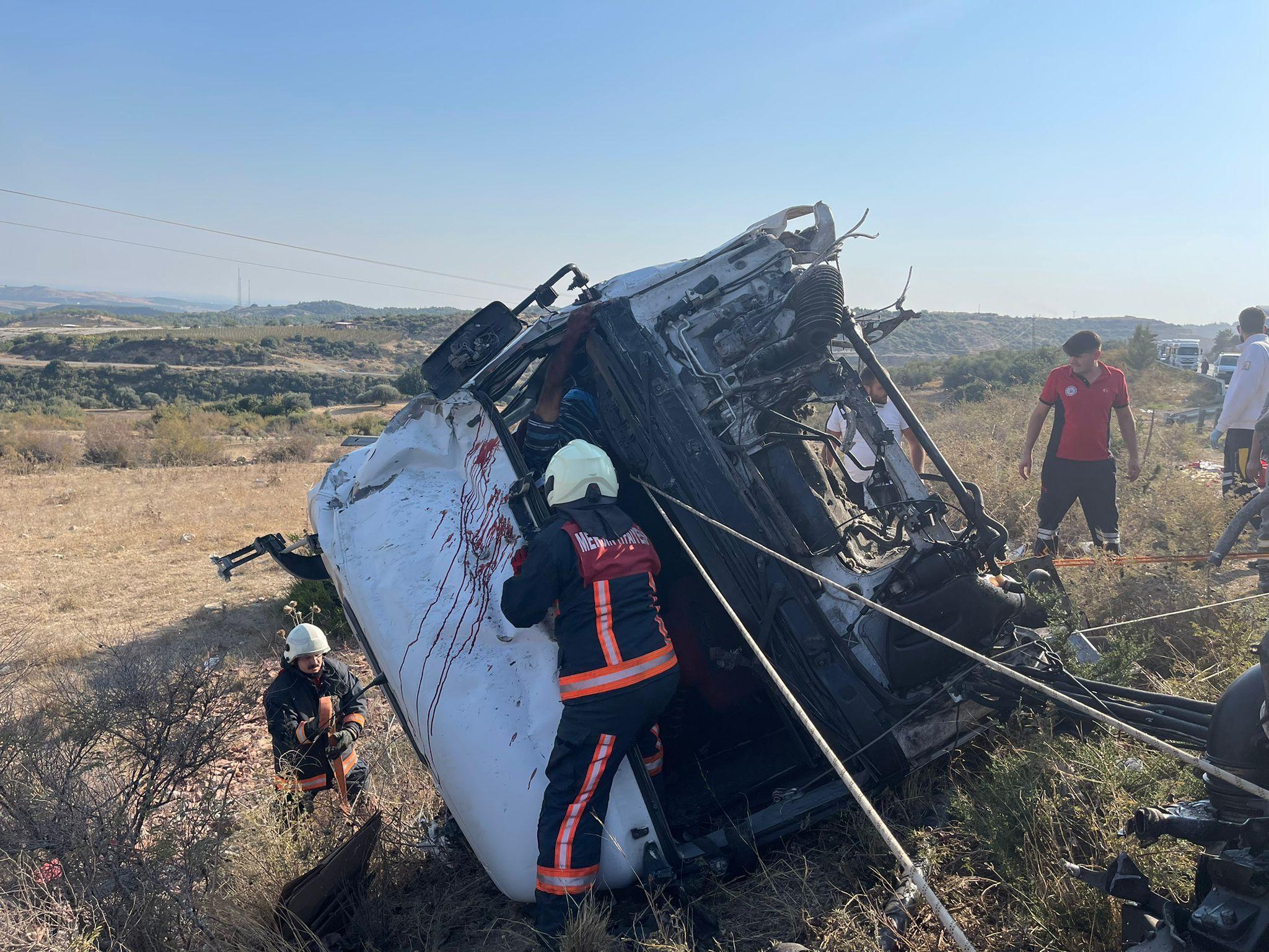 Hafriyat kamyonu ile TIR çarpıştı; sürücüler ağır yaralandı