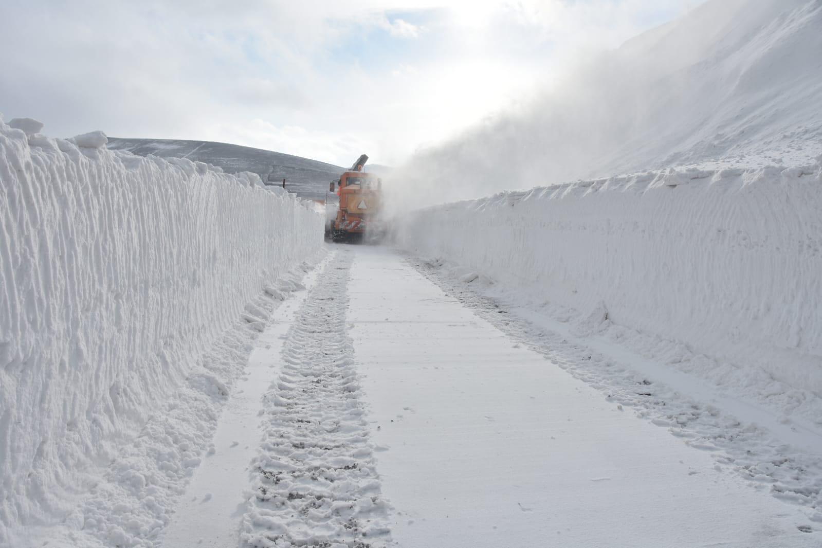 Karsta yoğun karla mücadele