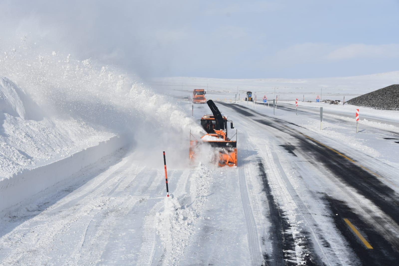 Karsta yoğun karla mücadele