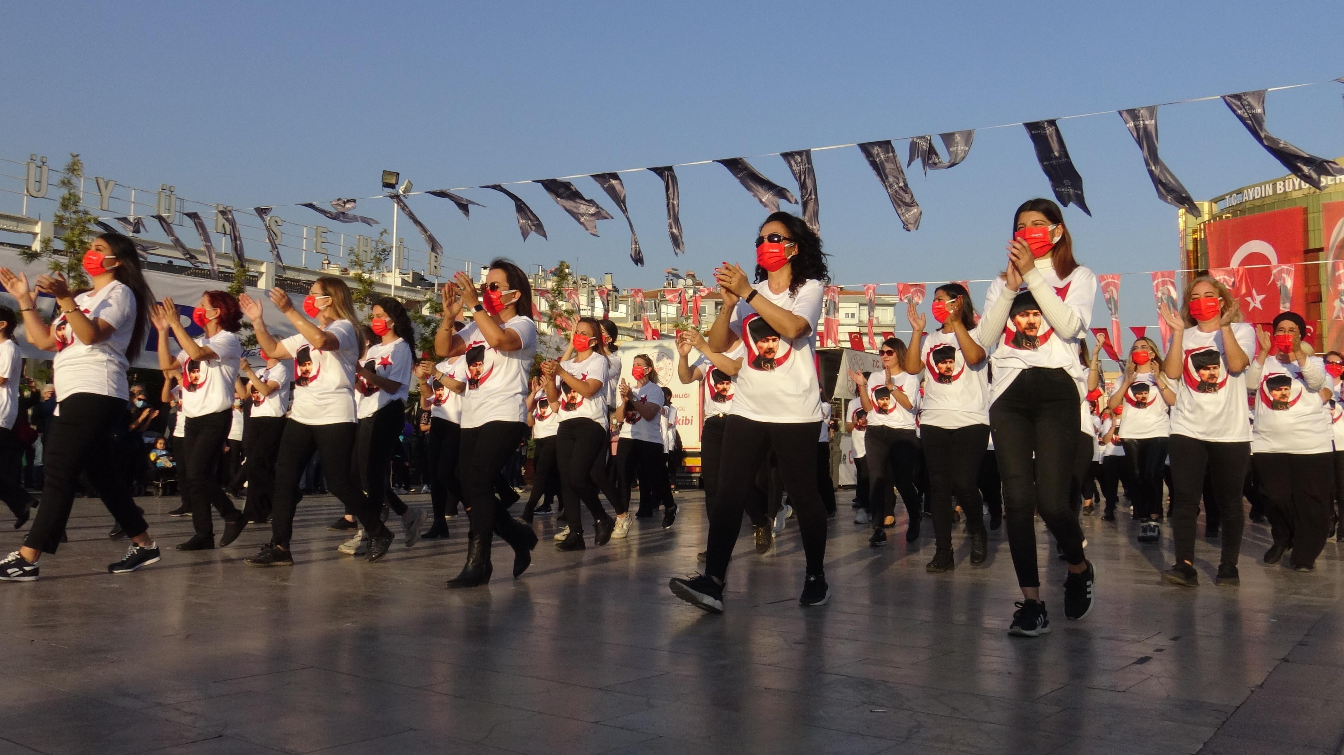 98 women celebrated the 98th anniversary of the Republic by performing zeybek