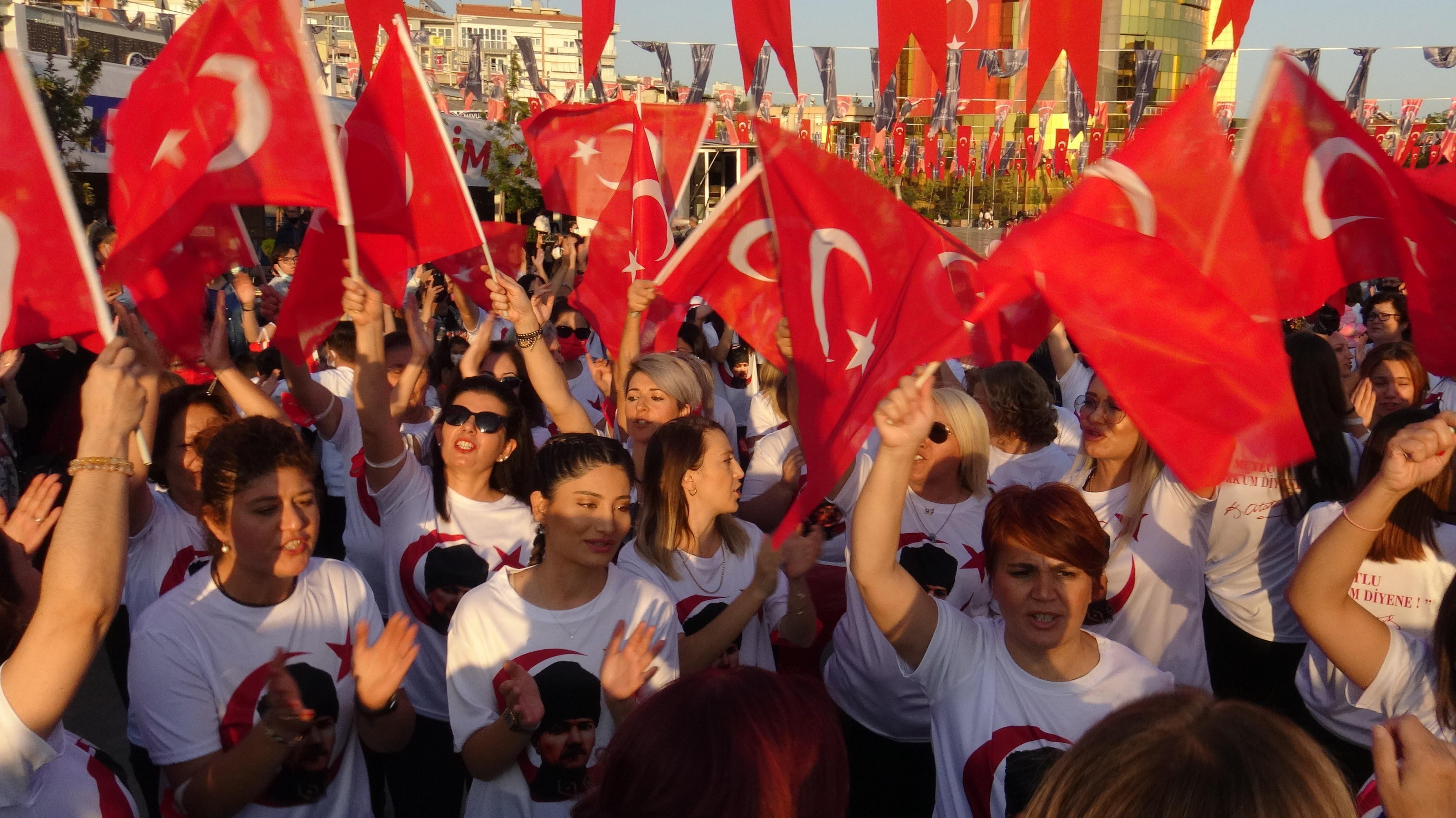 98 women celebrated the 98th anniversary of the Republic by performing zeybek