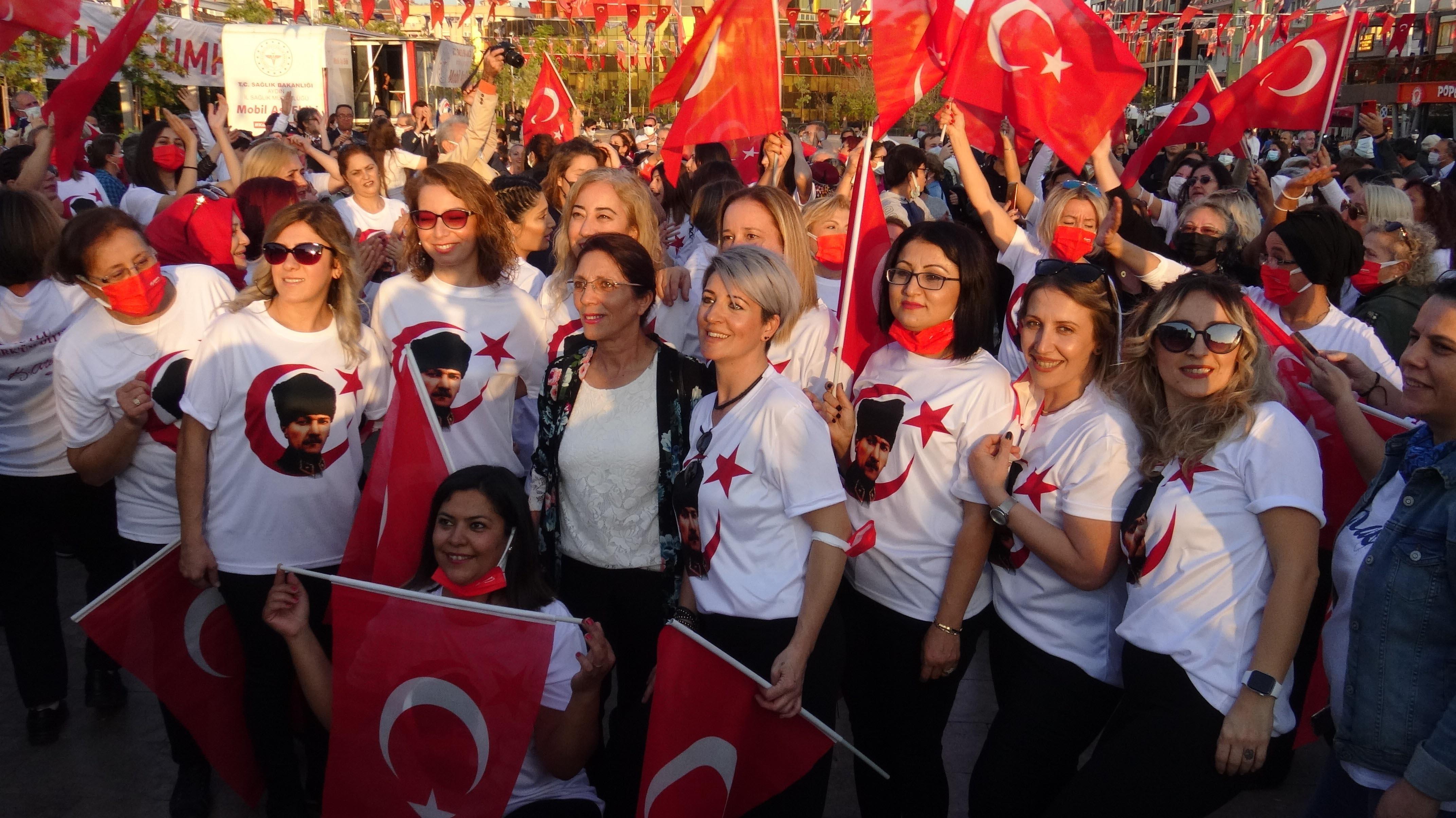 98 women celebrated the 98th anniversary of the Republic by performing zeybek